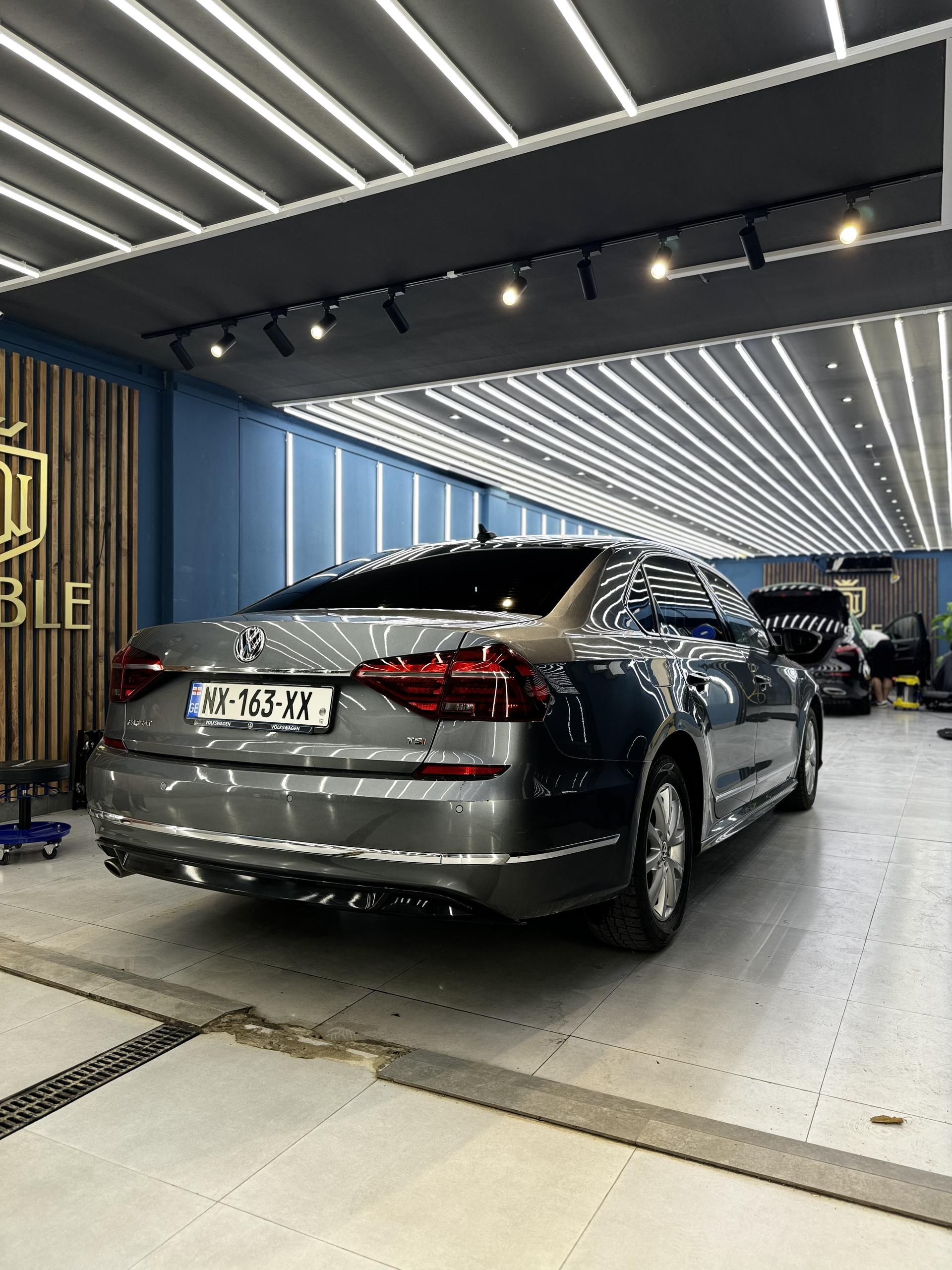 Volkswagen Passat — exterior view 3
