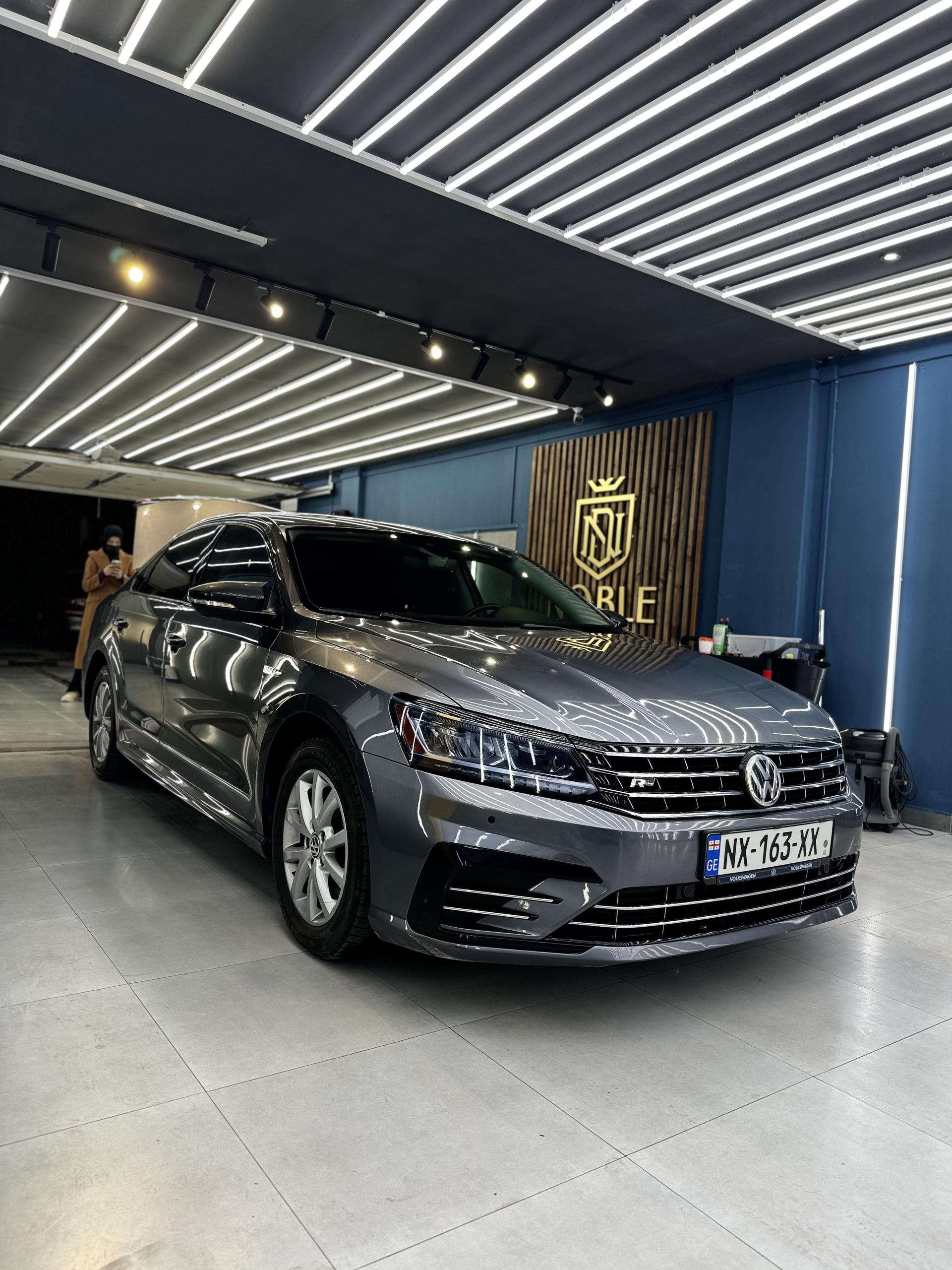Volkswagen Passat — exterior view 4