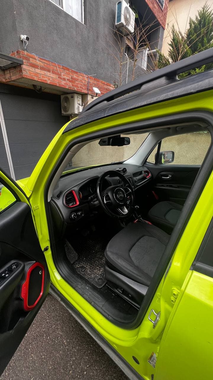 Jeep Renegade — exterior view 2