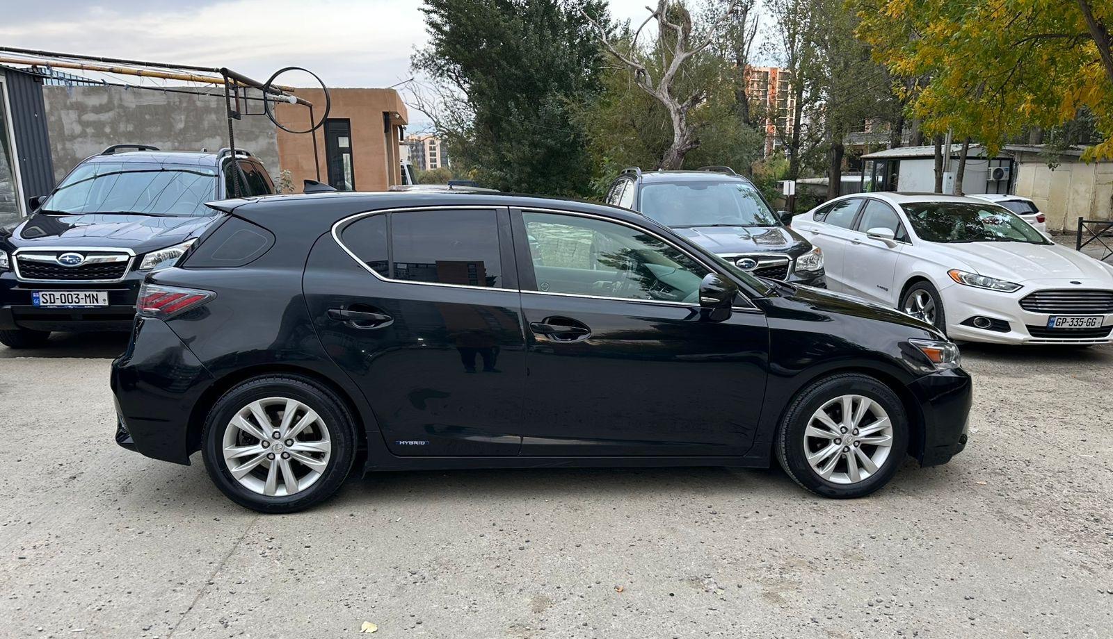 Lexus CT200 — exterior view 2