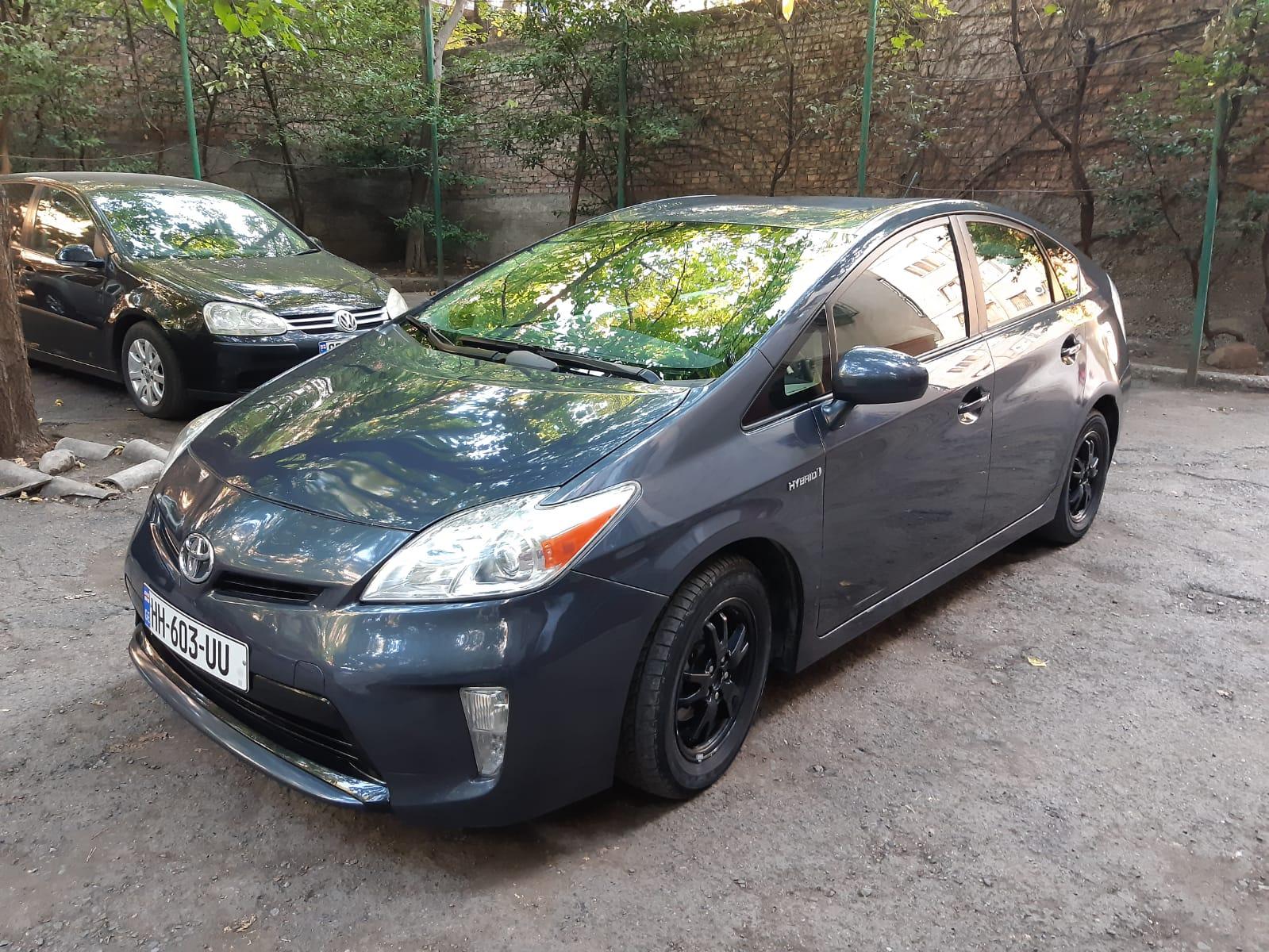 Toyota Prius — exterior view 3