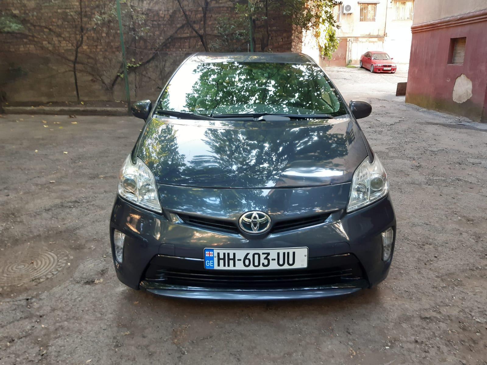 Toyota Prius — exterior view 4