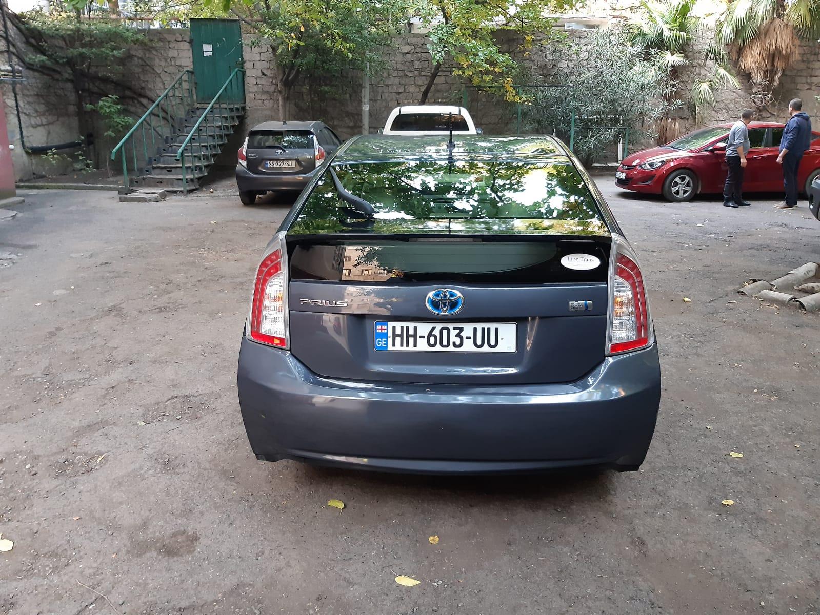 Toyota Prius — exterior view 5
