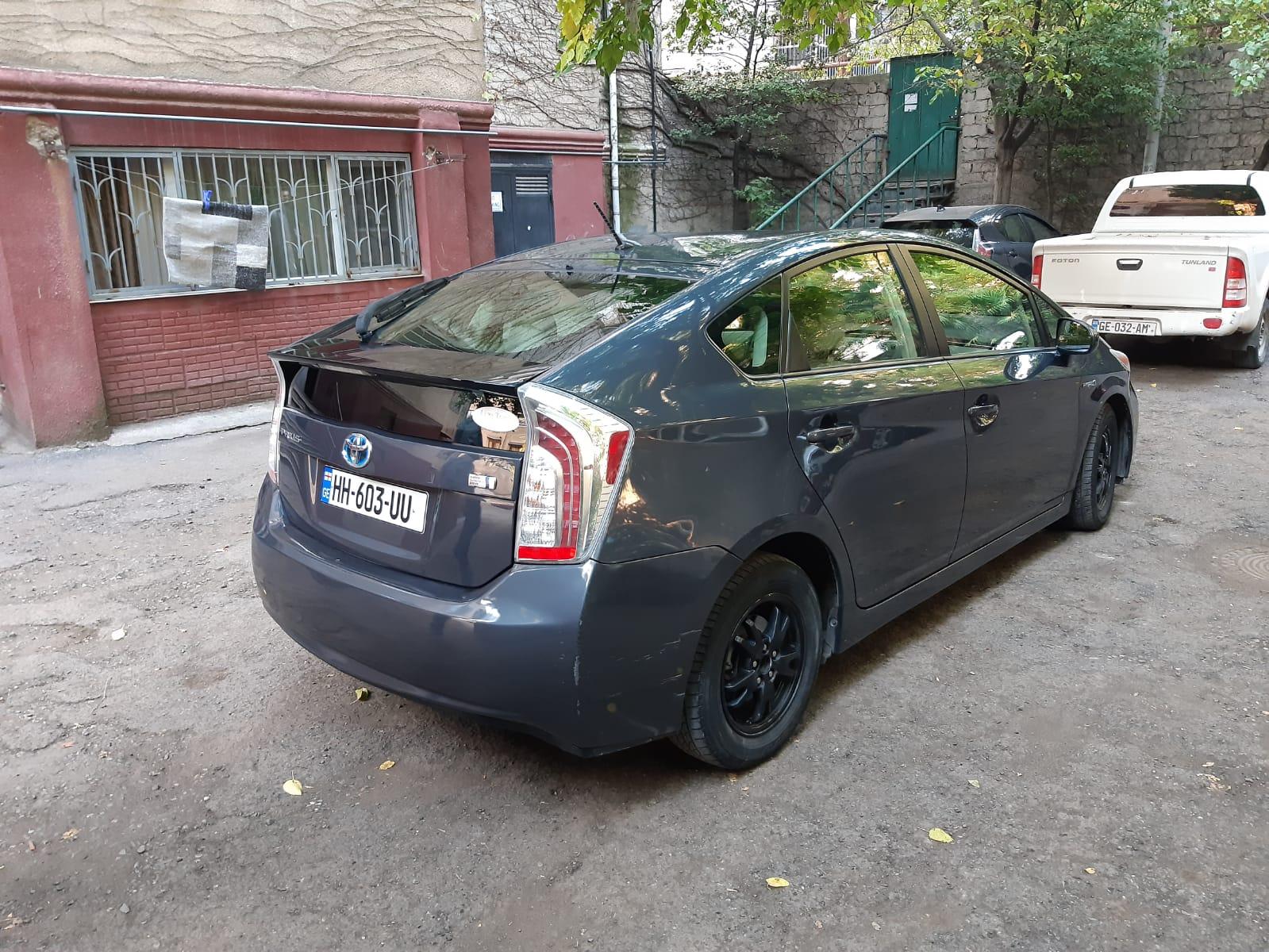Toyota Prius — exterior view 6