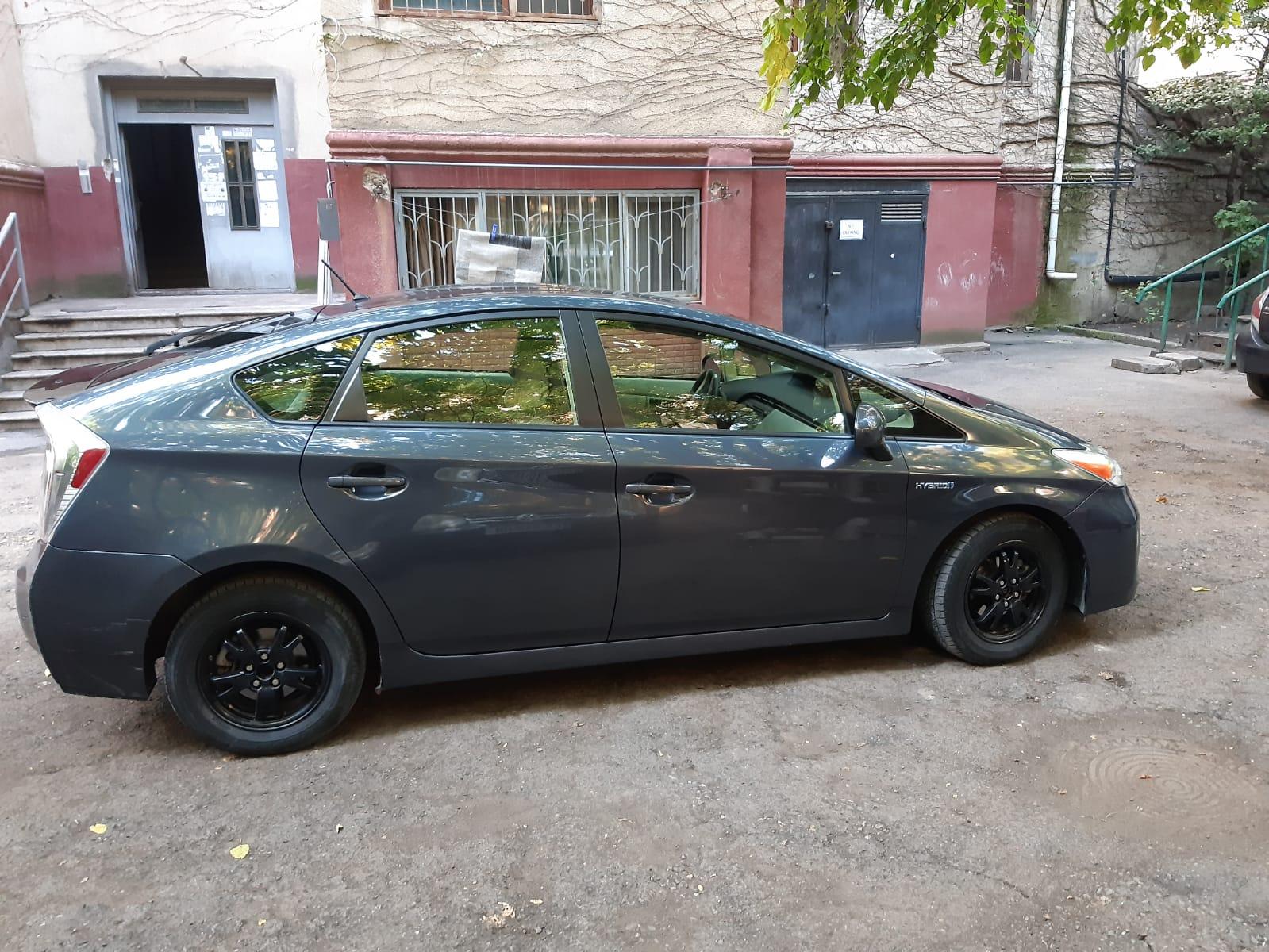 Toyota Prius — exterior view 7