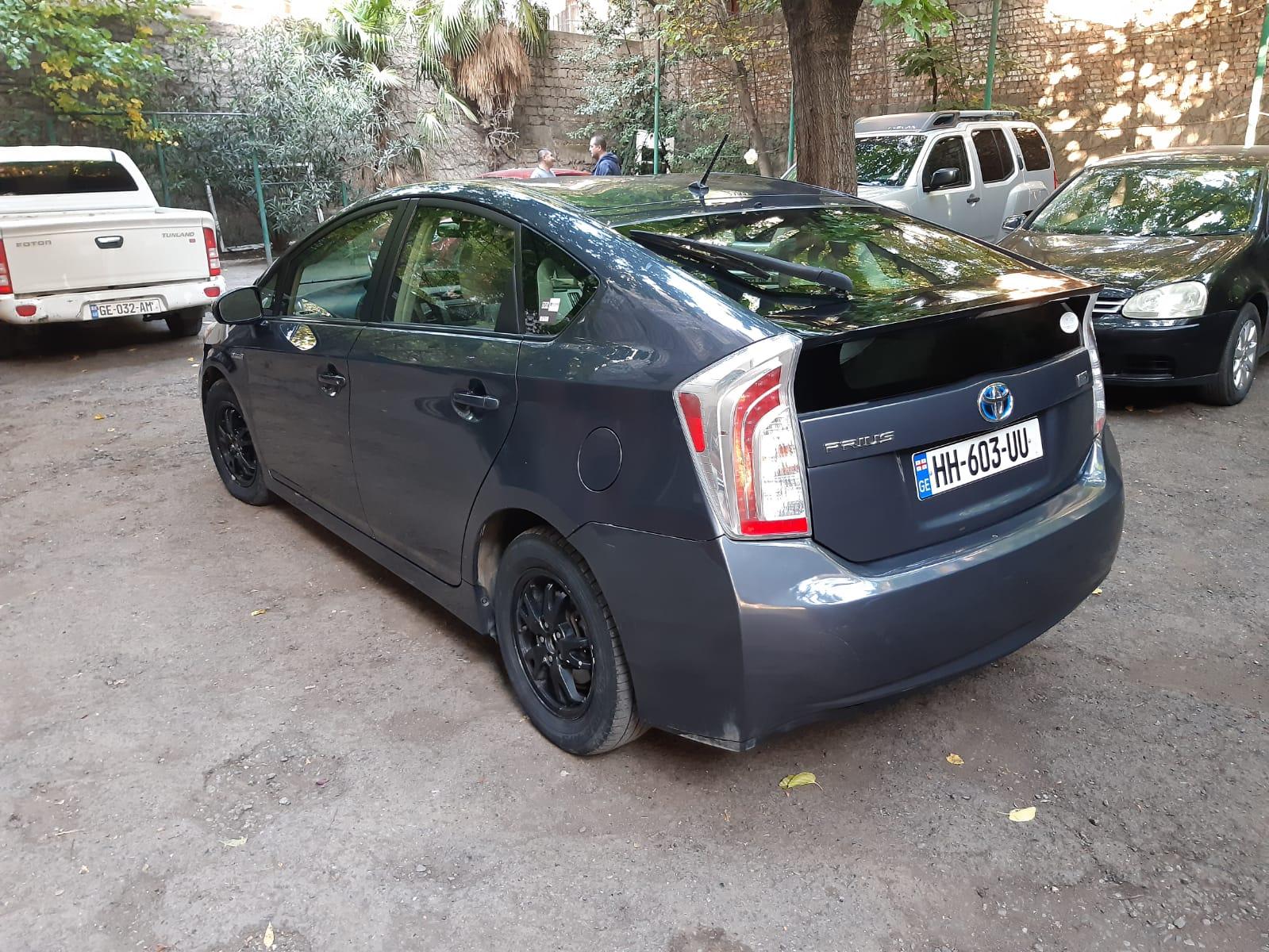 Toyota Prius — exterior view 8