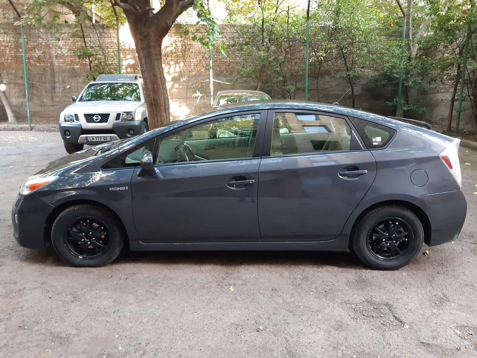 Toyota Prius — exterior view 9