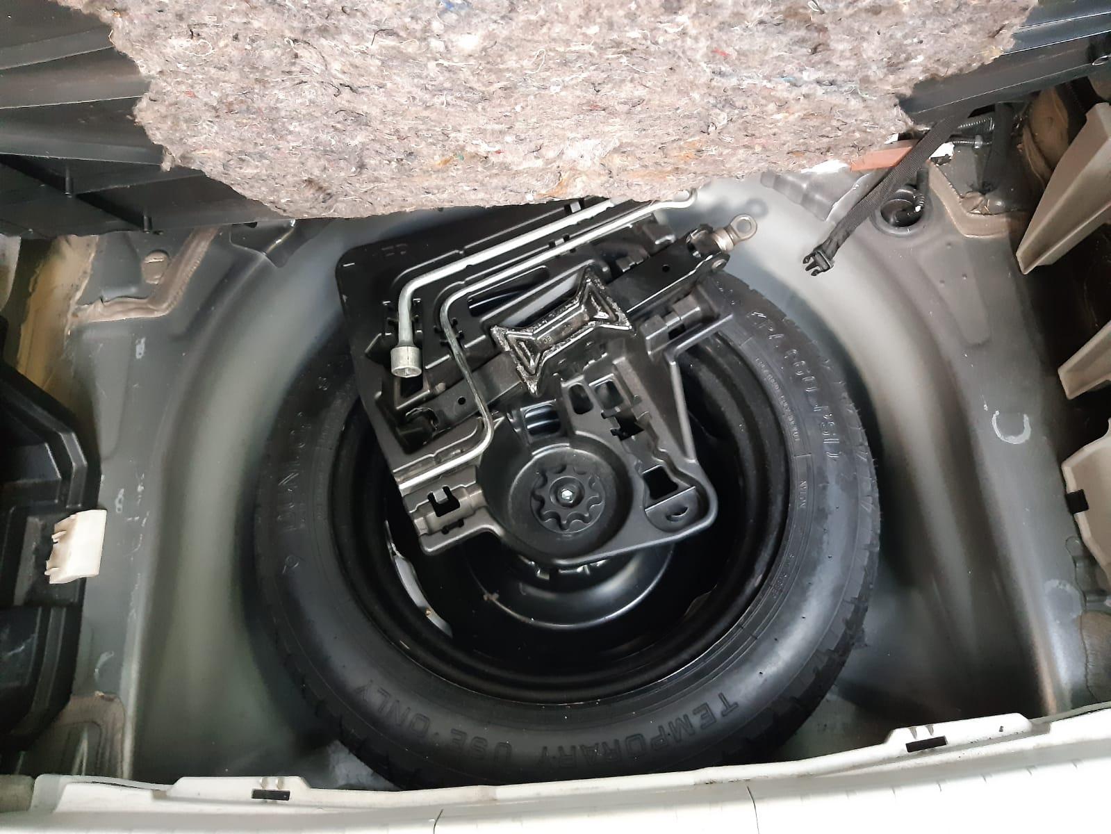 Toyota Prius — exterior view 10