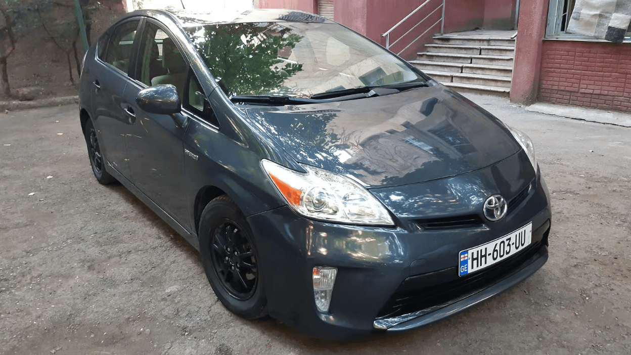 Toyota Prius — exterior view 2