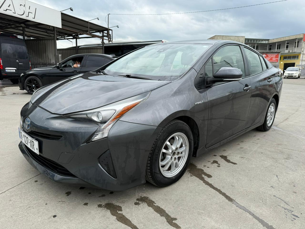 Toyota Prius — exterior view 3