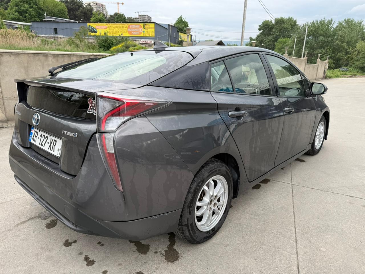 Toyota Prius — exterior view 4