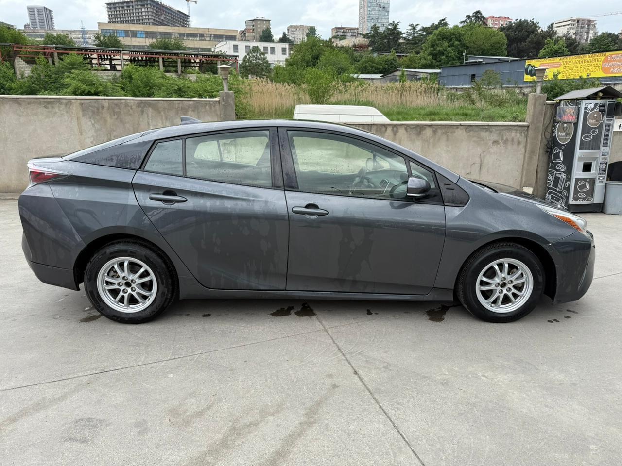 Toyota Prius — exterior view 5