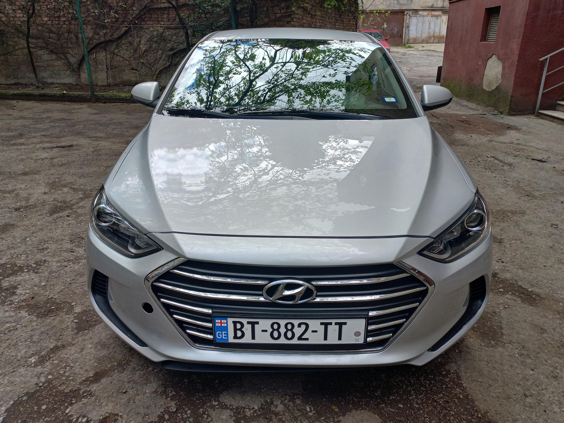 Hyundai Elantra — exterior view 3