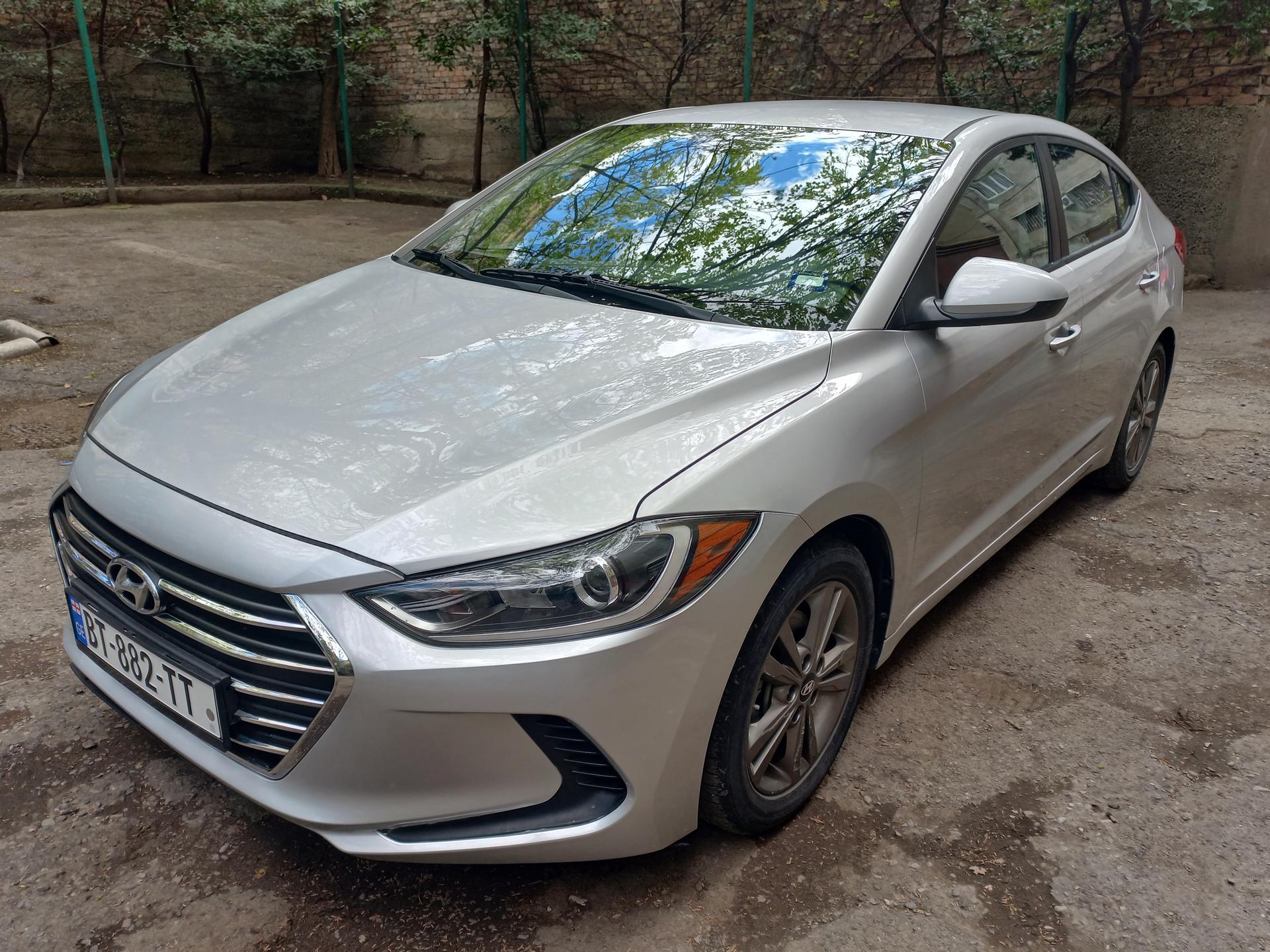 Hyundai Elantra — exterior view 4