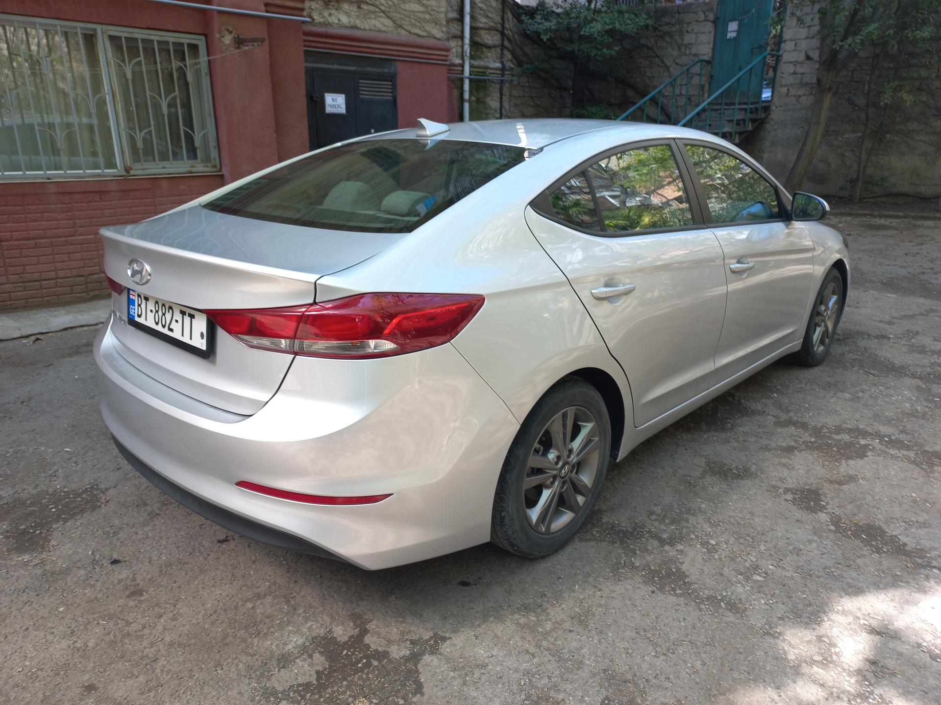Hyundai Elantra — exterior view 5