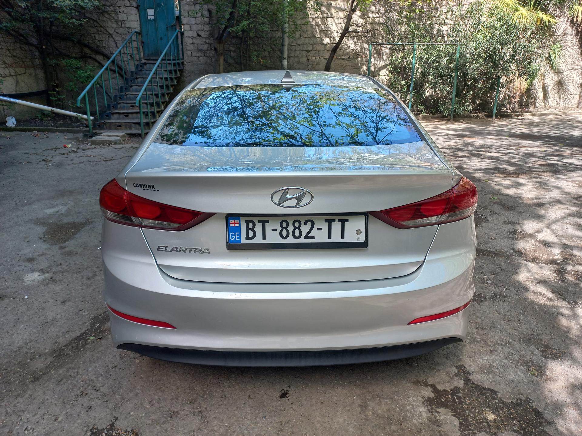 Hyundai Elantra — exterior view 6