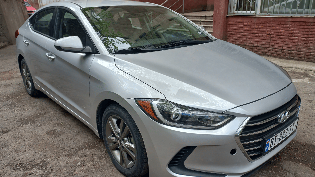 Hyundai Elantra — exterior view 2