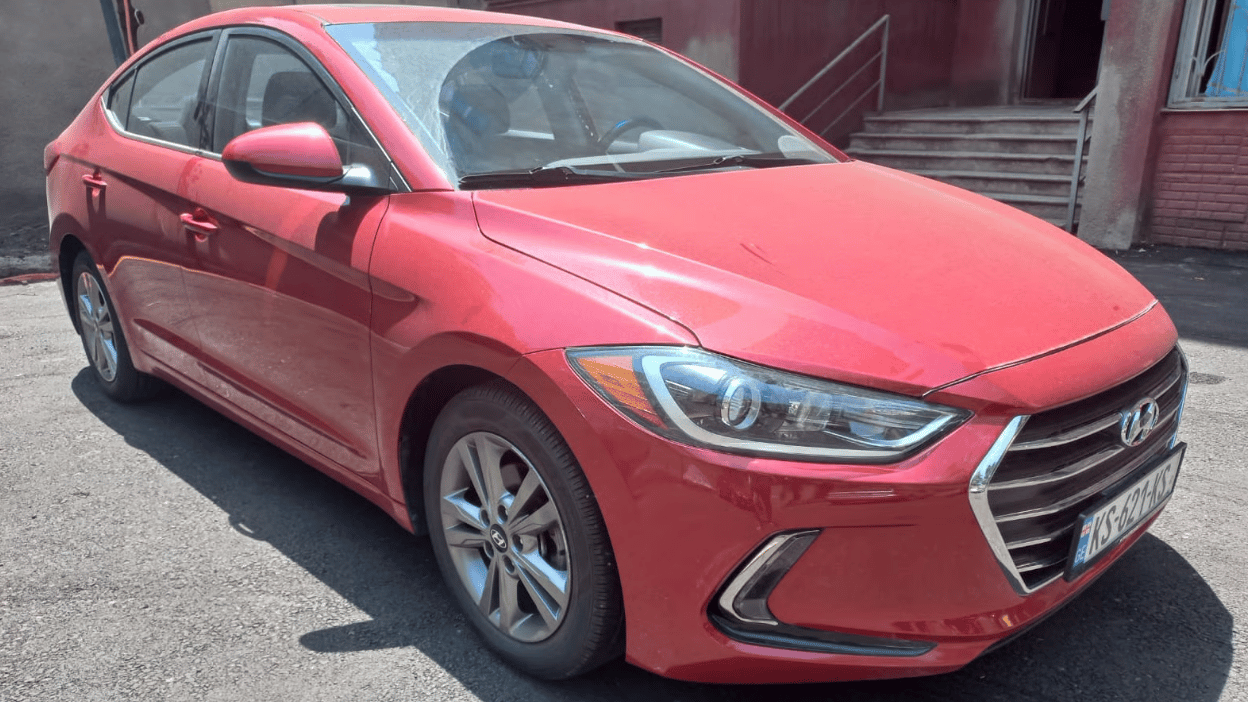 Hyundai Elantra — exterior view 2
