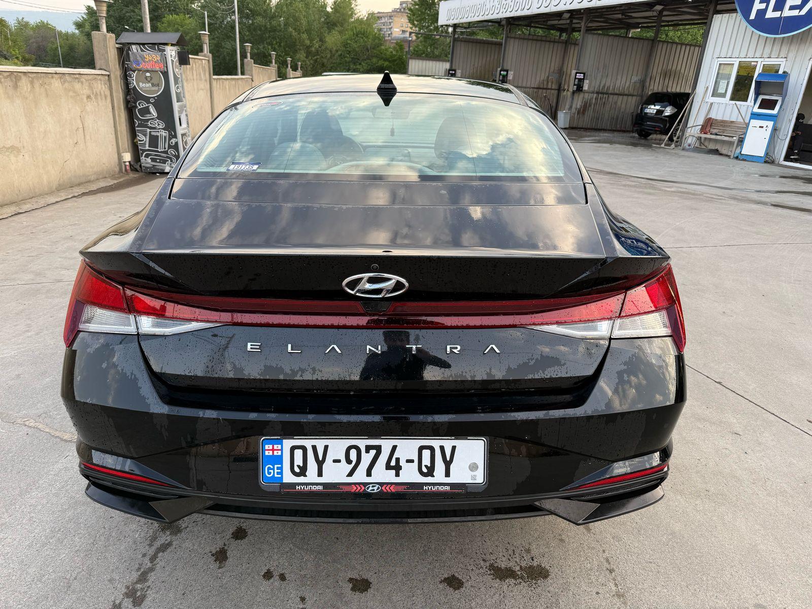 Hyundai Elantra — exterior view 5