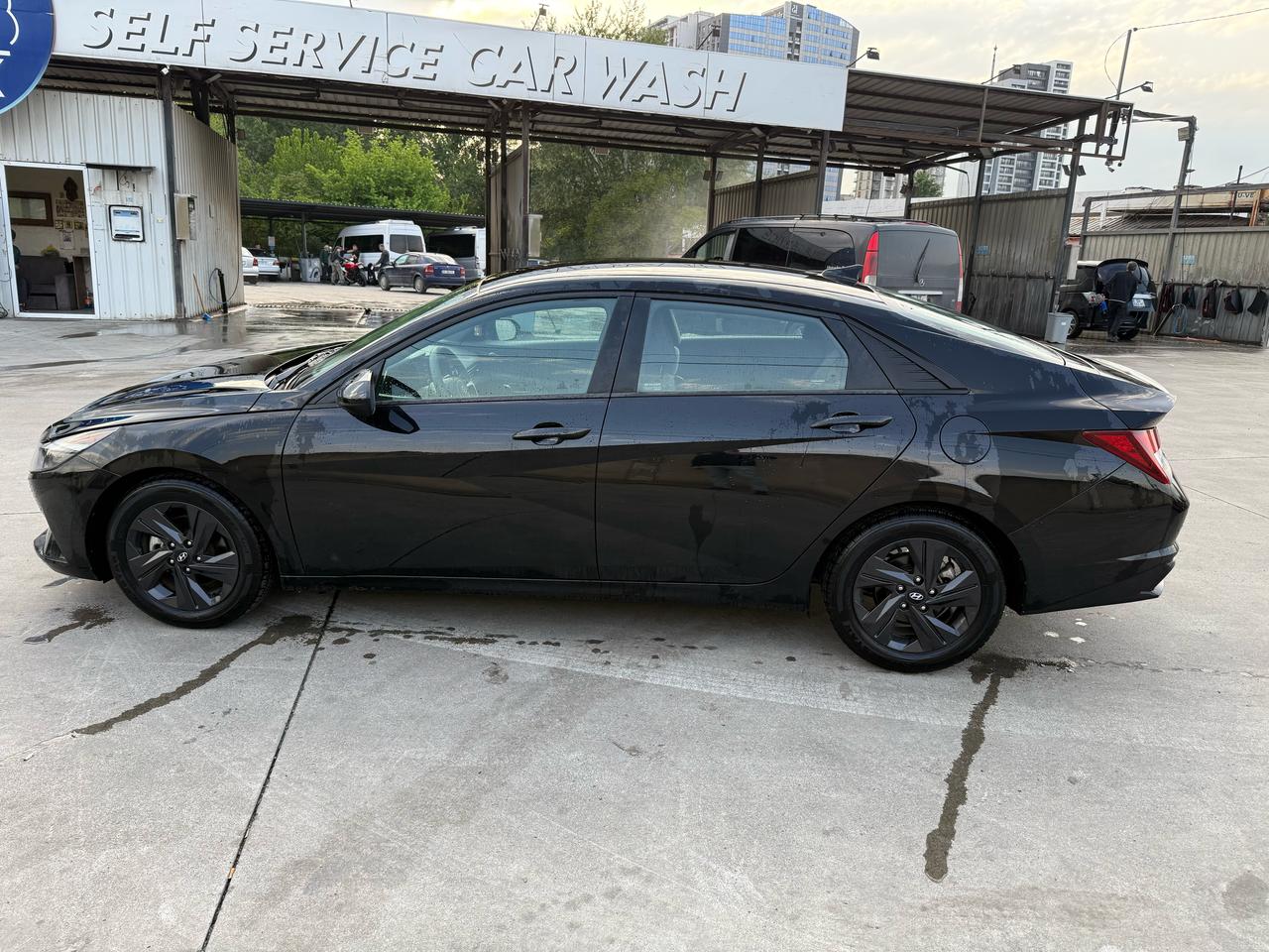 Hyundai Elantra — exterior view 8