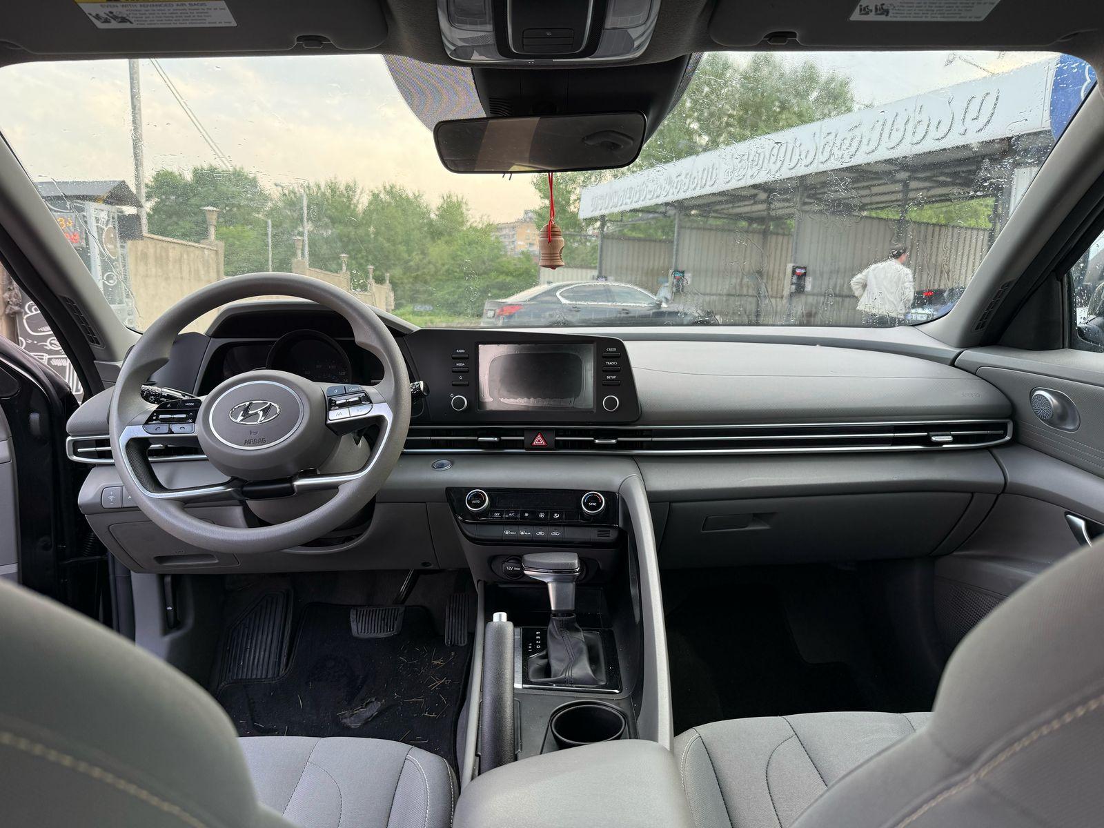 Hyundai Elantra — exterior view 9