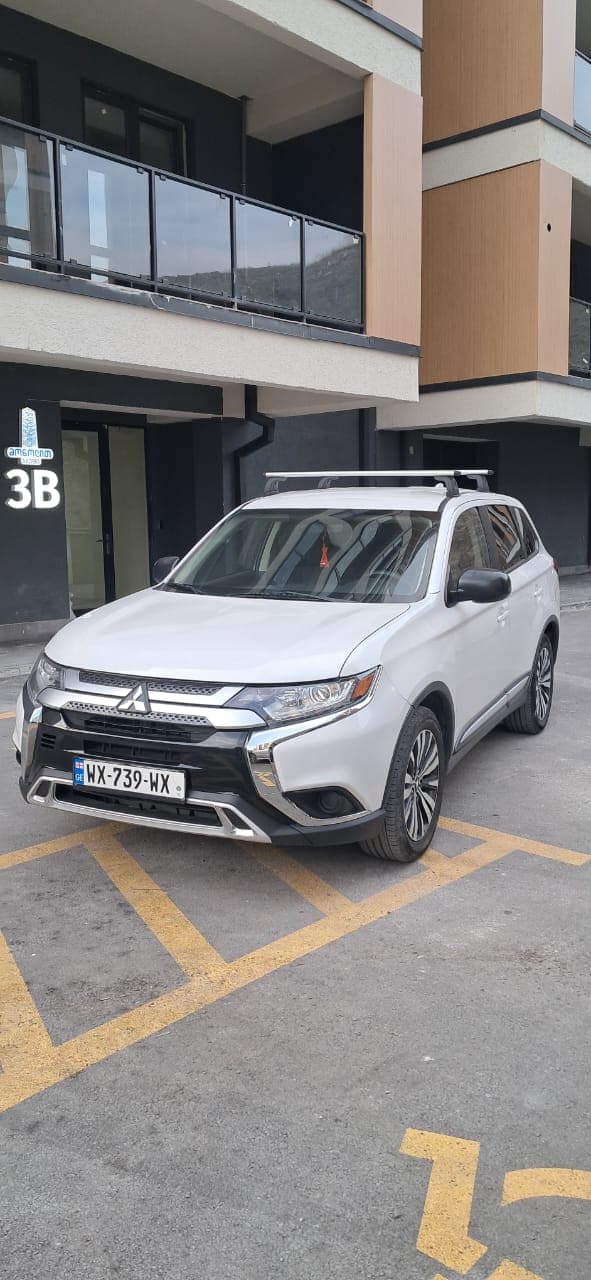 Mitsubishi Outlander — exterior view 2