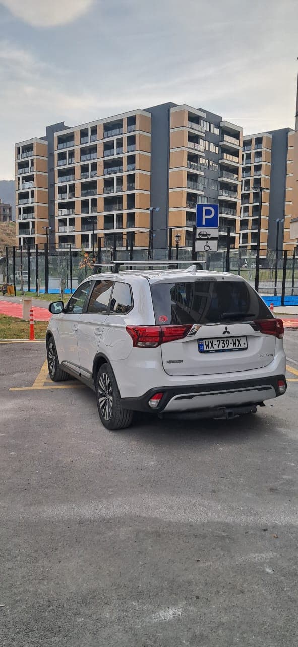 Mitsubishi Outlander — exterior view 3