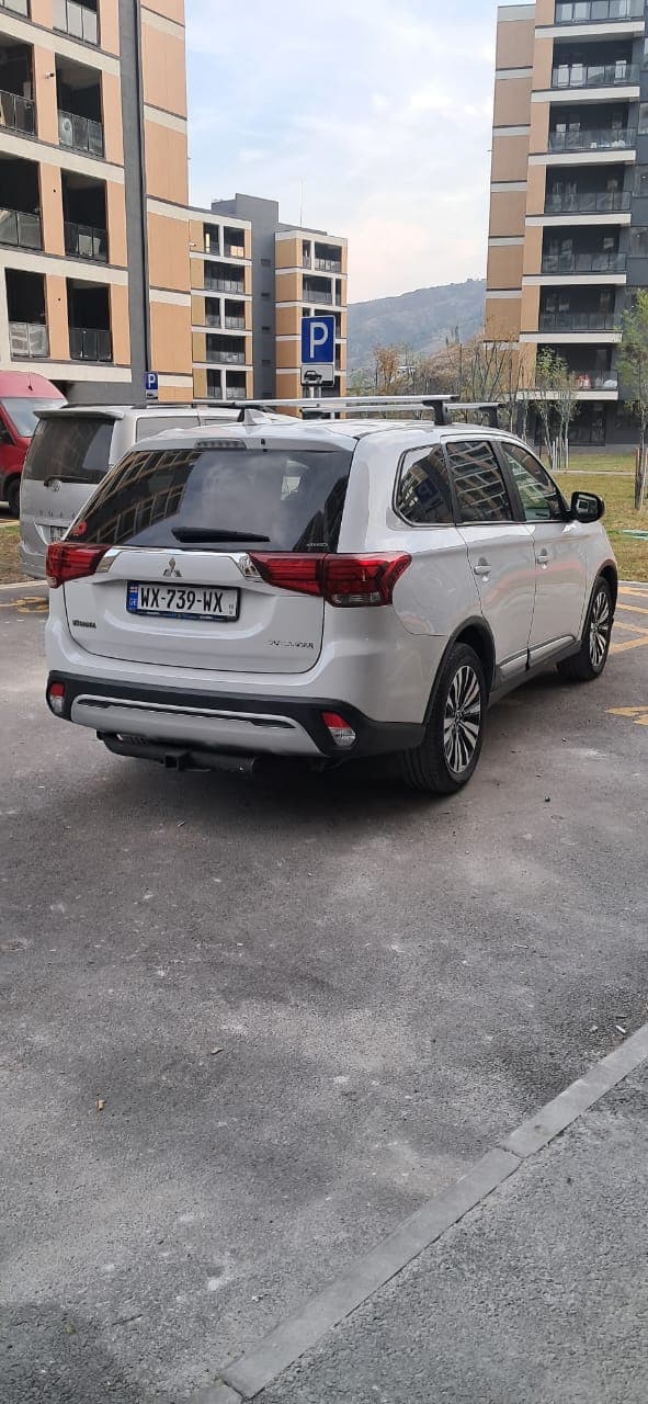 Mitsubishi Outlander — exterior view 4