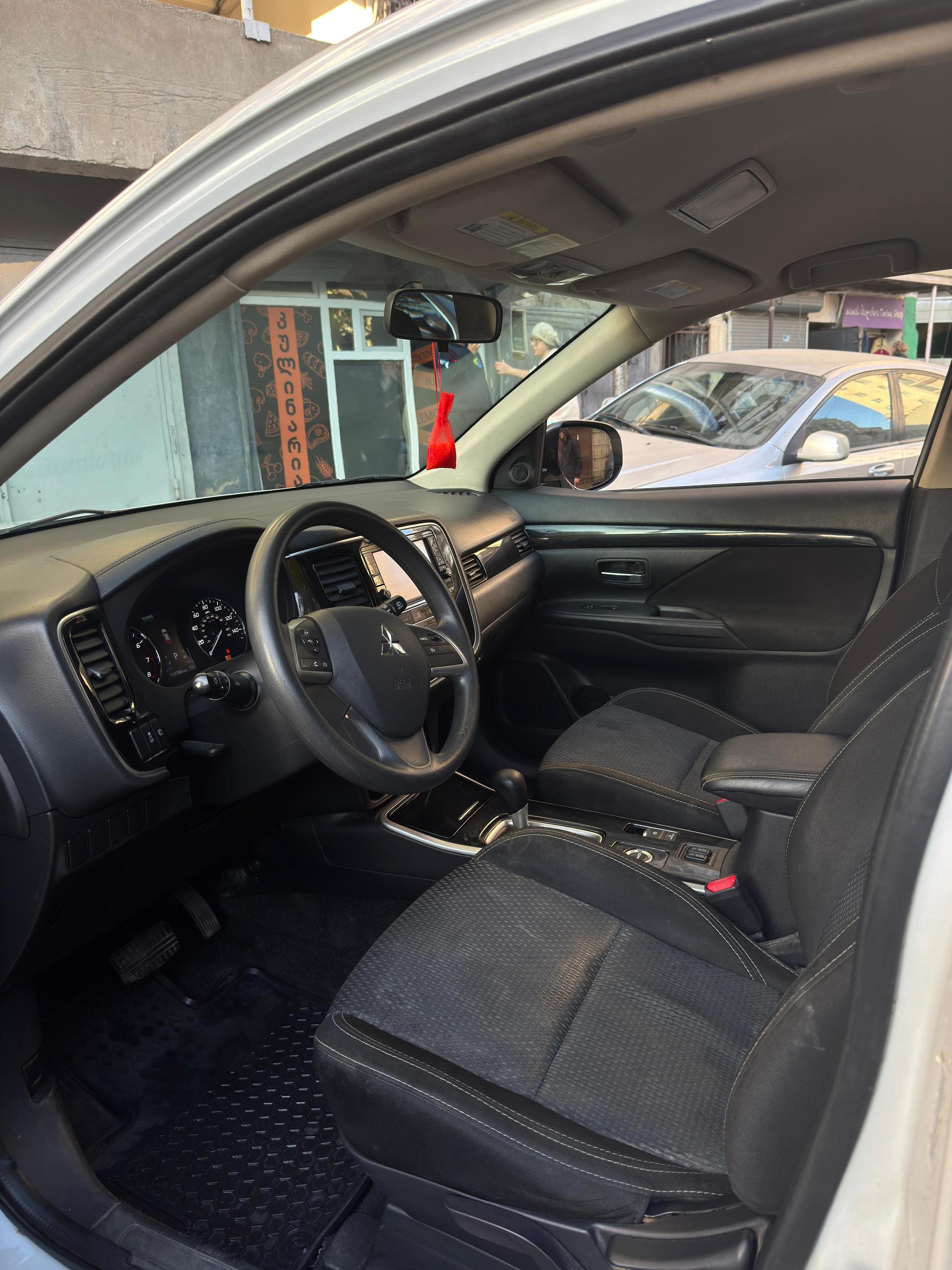 Mitsubishi Outlander — exterior view 8