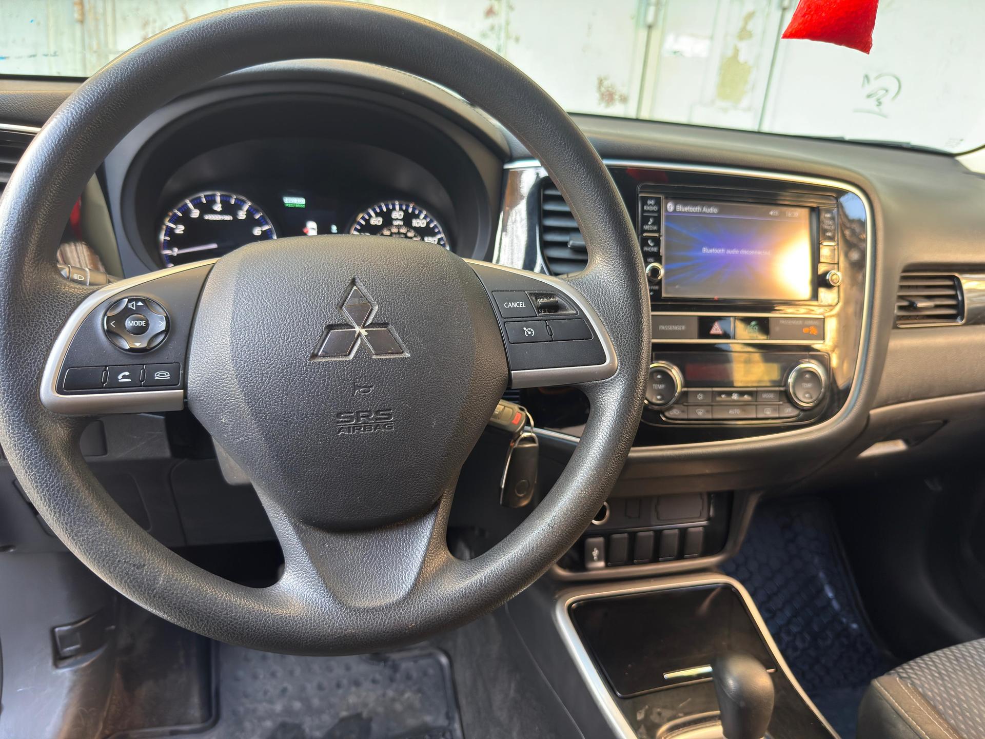 Mitsubishi Outlander — exterior view 9