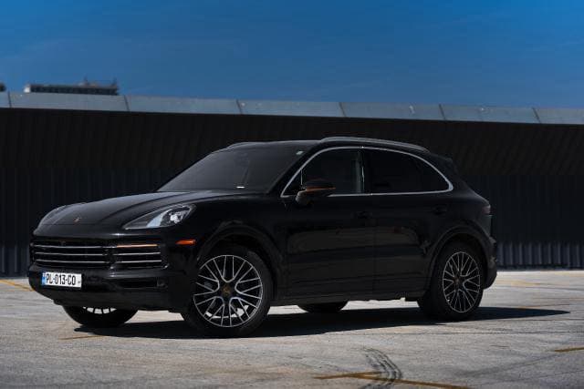 Porsche Cayenne — exterior view 2
