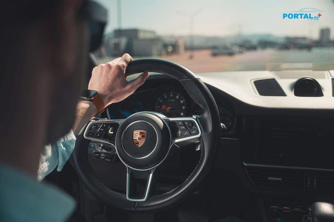 Porsche Cayenne — exterior view 4