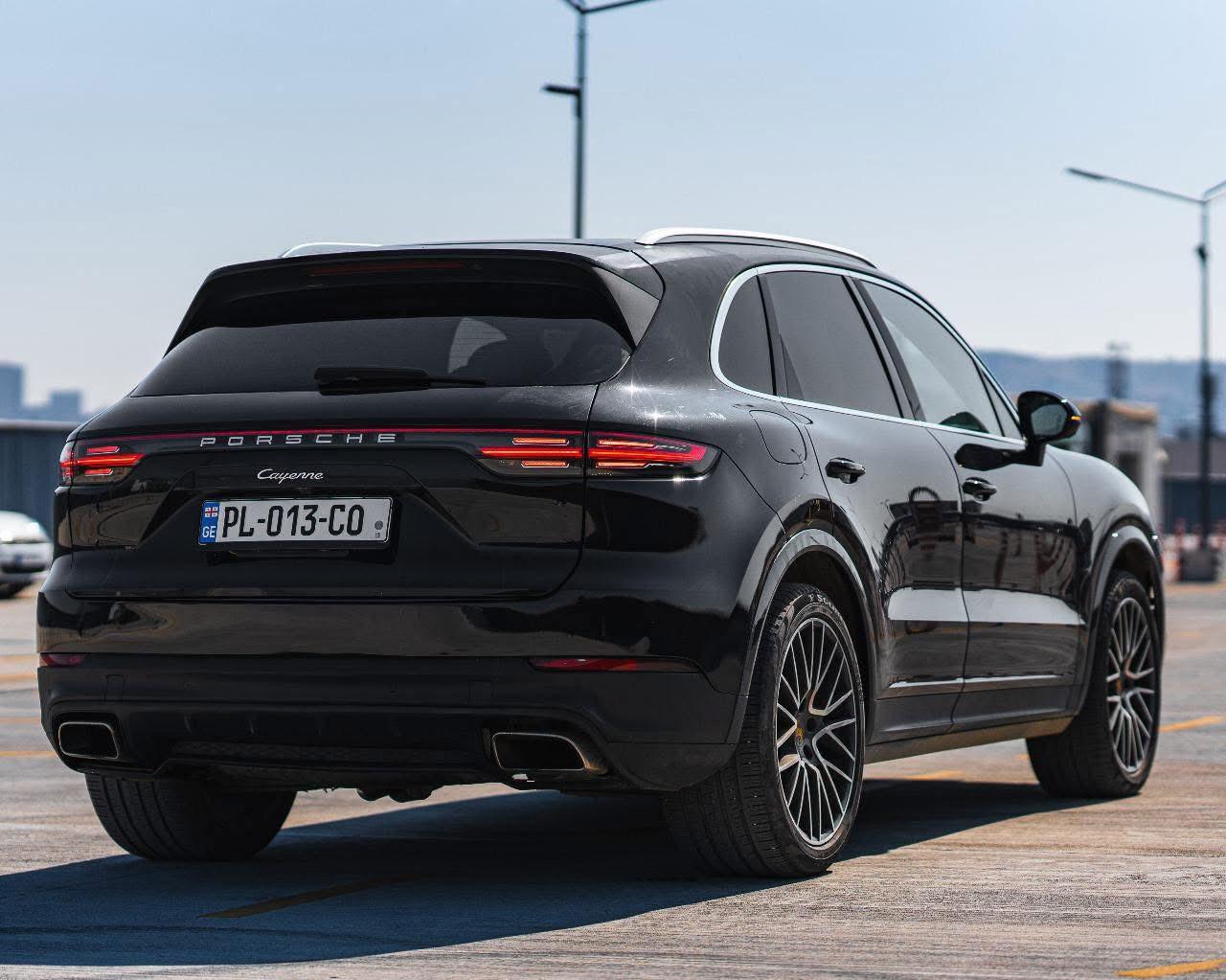 Porsche Cayenne — exterior view 3