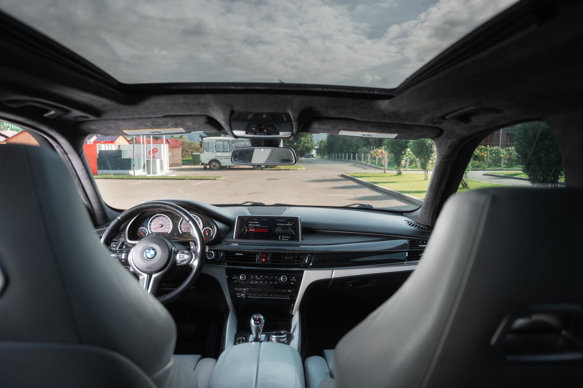 BMW X5M — exterior view 4