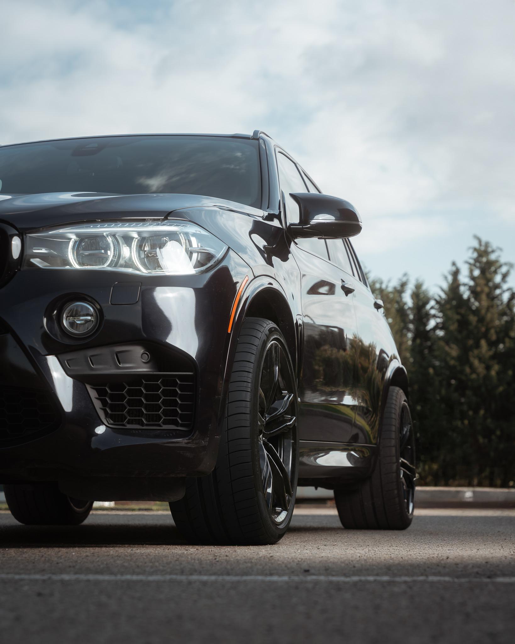 BMW X5M — exterior view 3