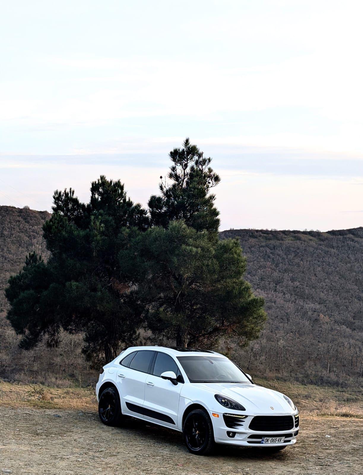 Porsche Macan — exterior view 3