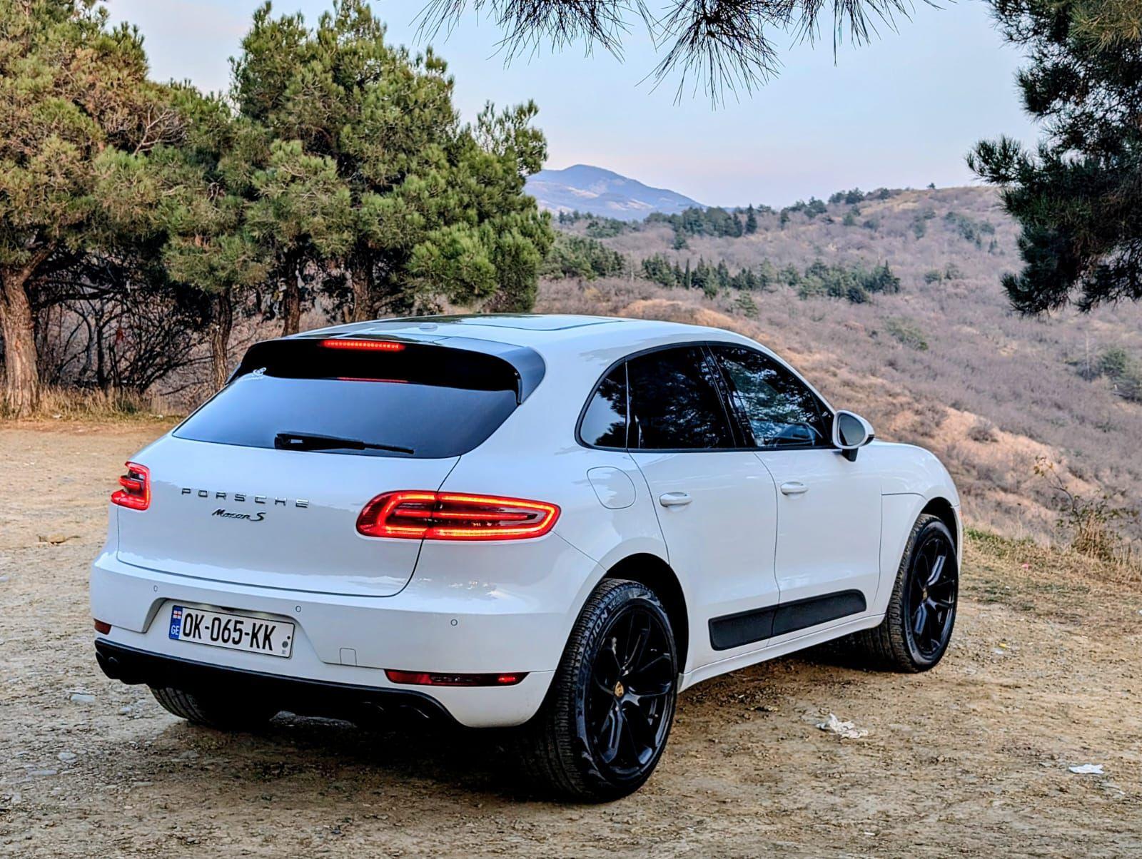 Porsche Macan — exterior view 2