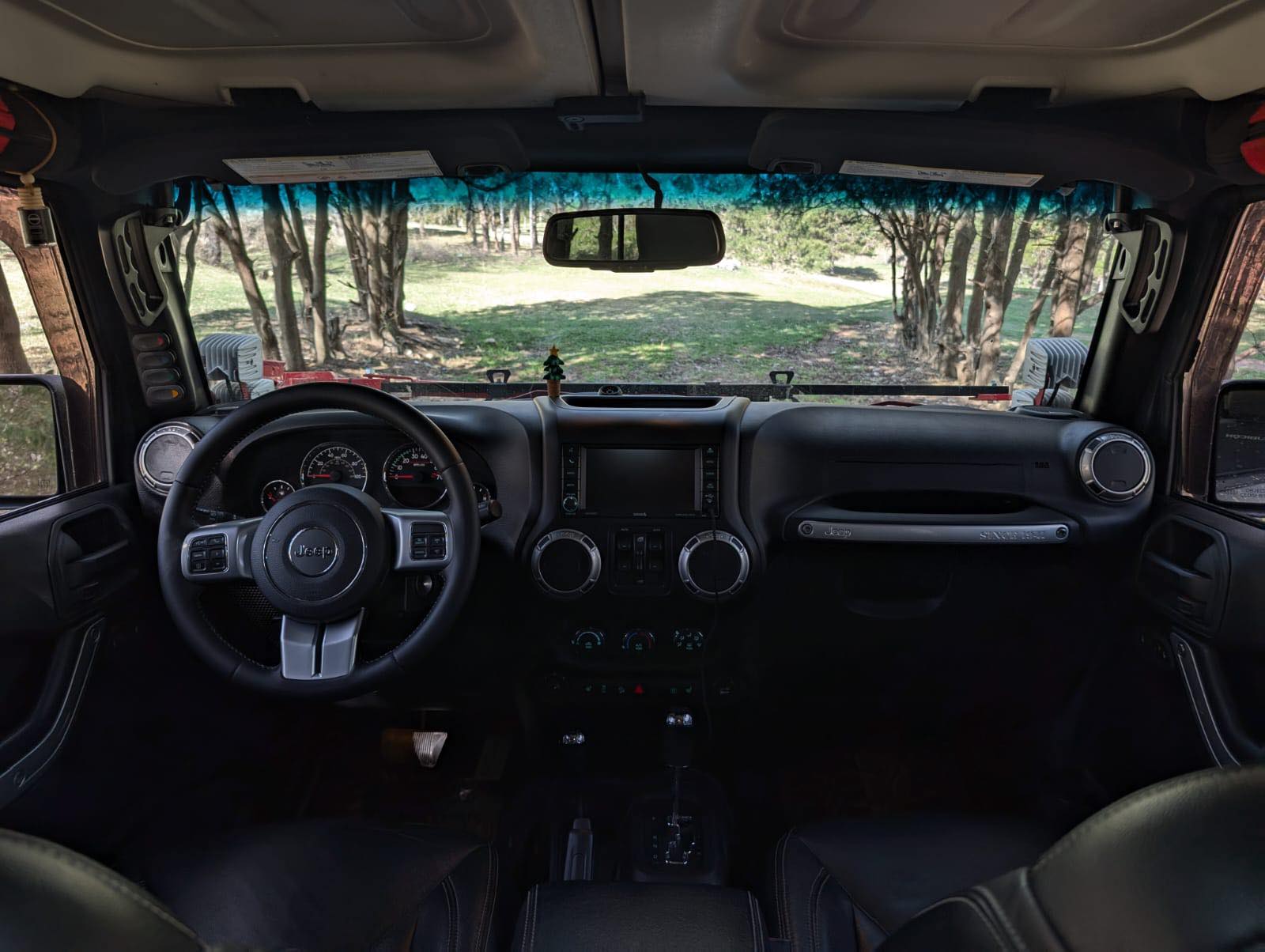 Jeep Rubicon — exterior view 3