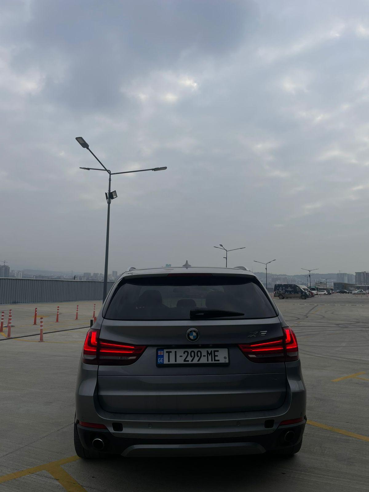 BMW X5 — exterior view 3