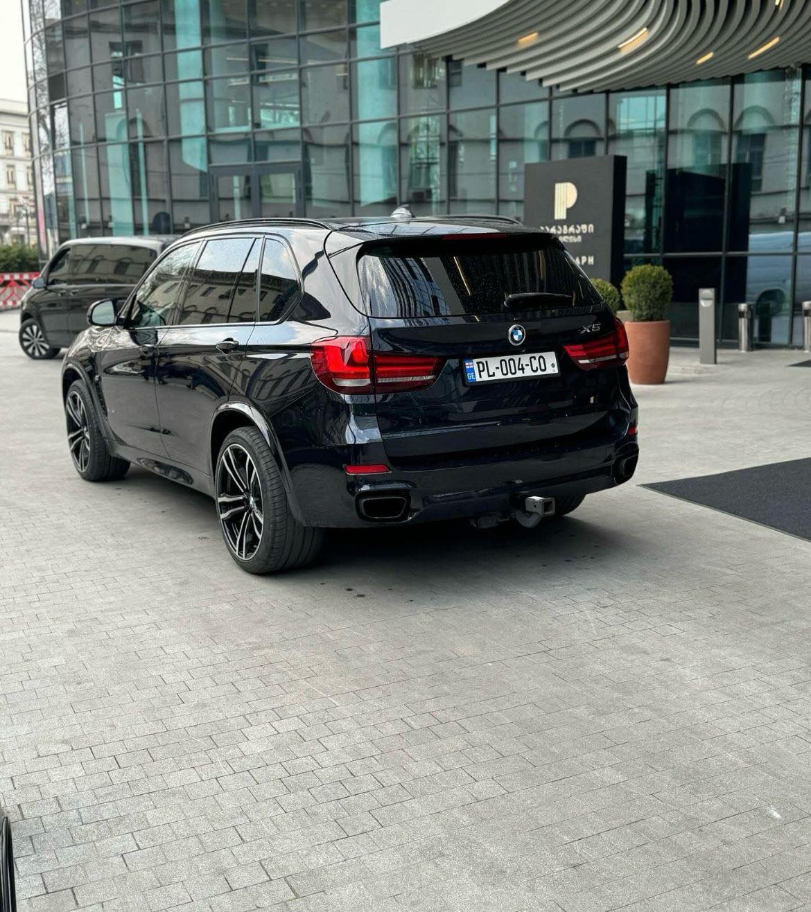 BMW X5 — exterior view 2