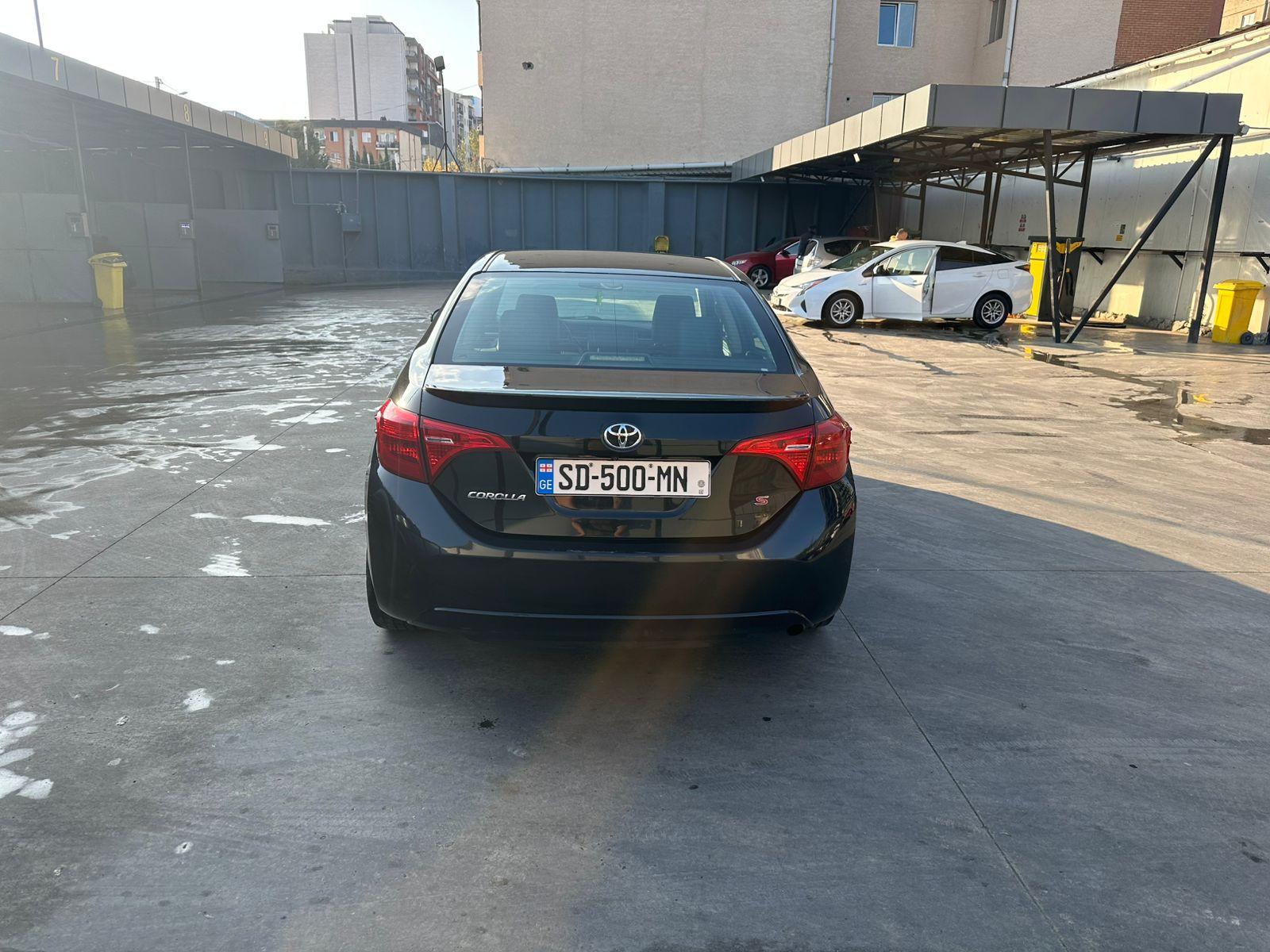 Toyota Corolla — exterior view 3
