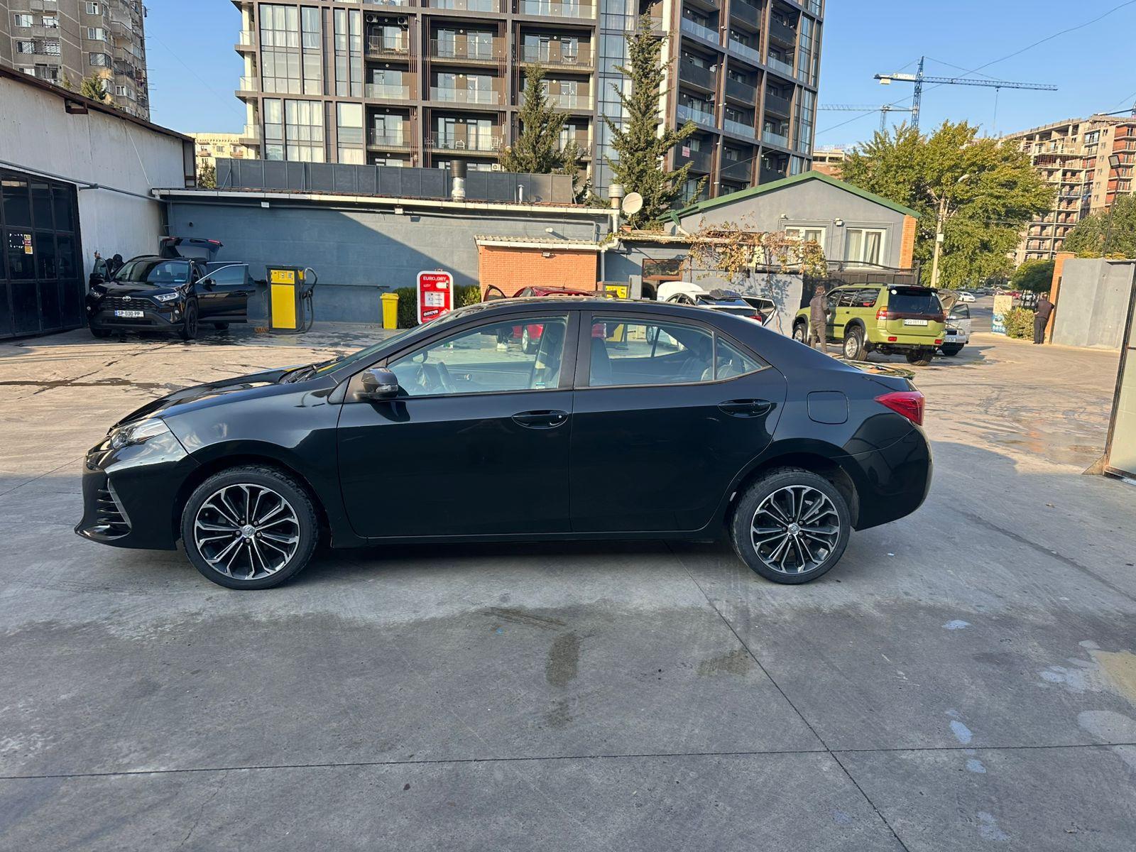 Toyota Corolla — exterior view 2