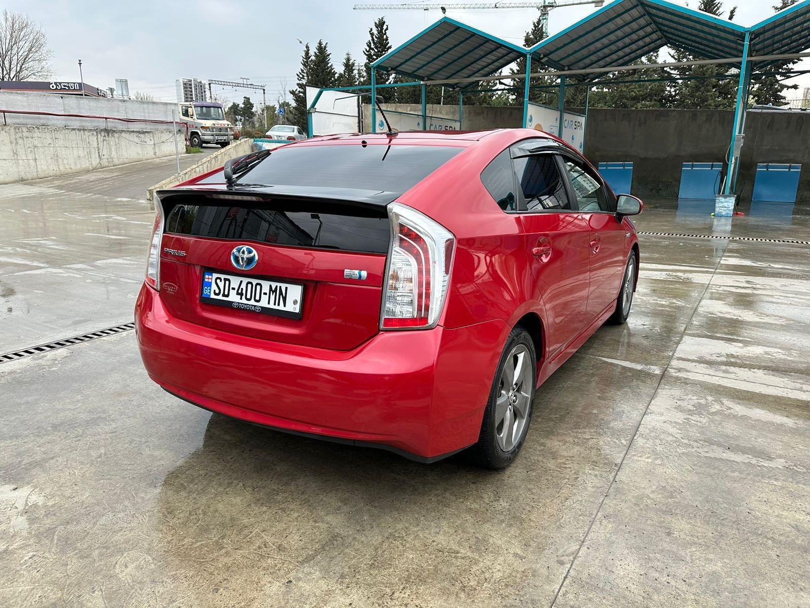Toyota Prius — exterior view 2
