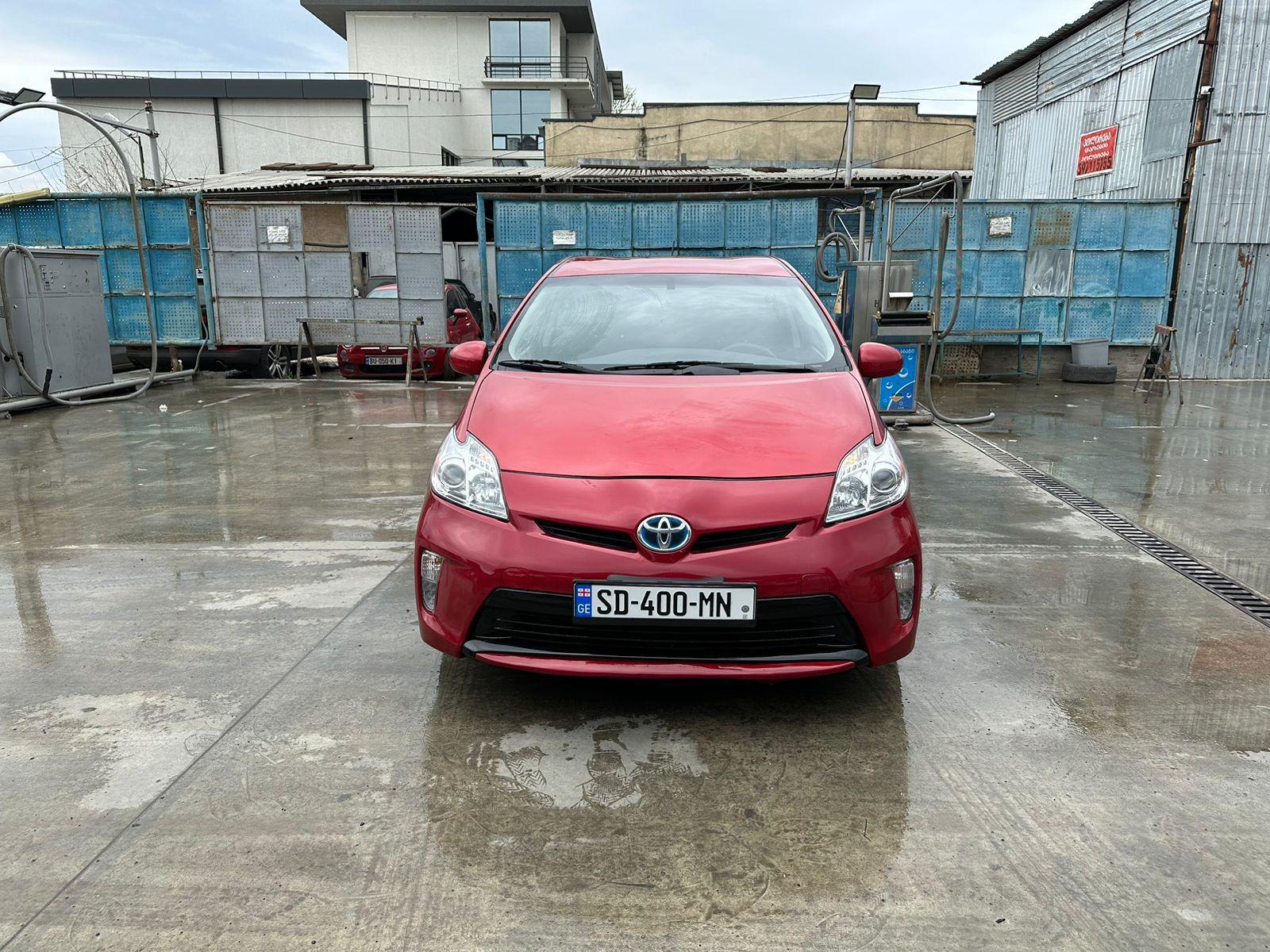 Toyota Prius — exterior view 3