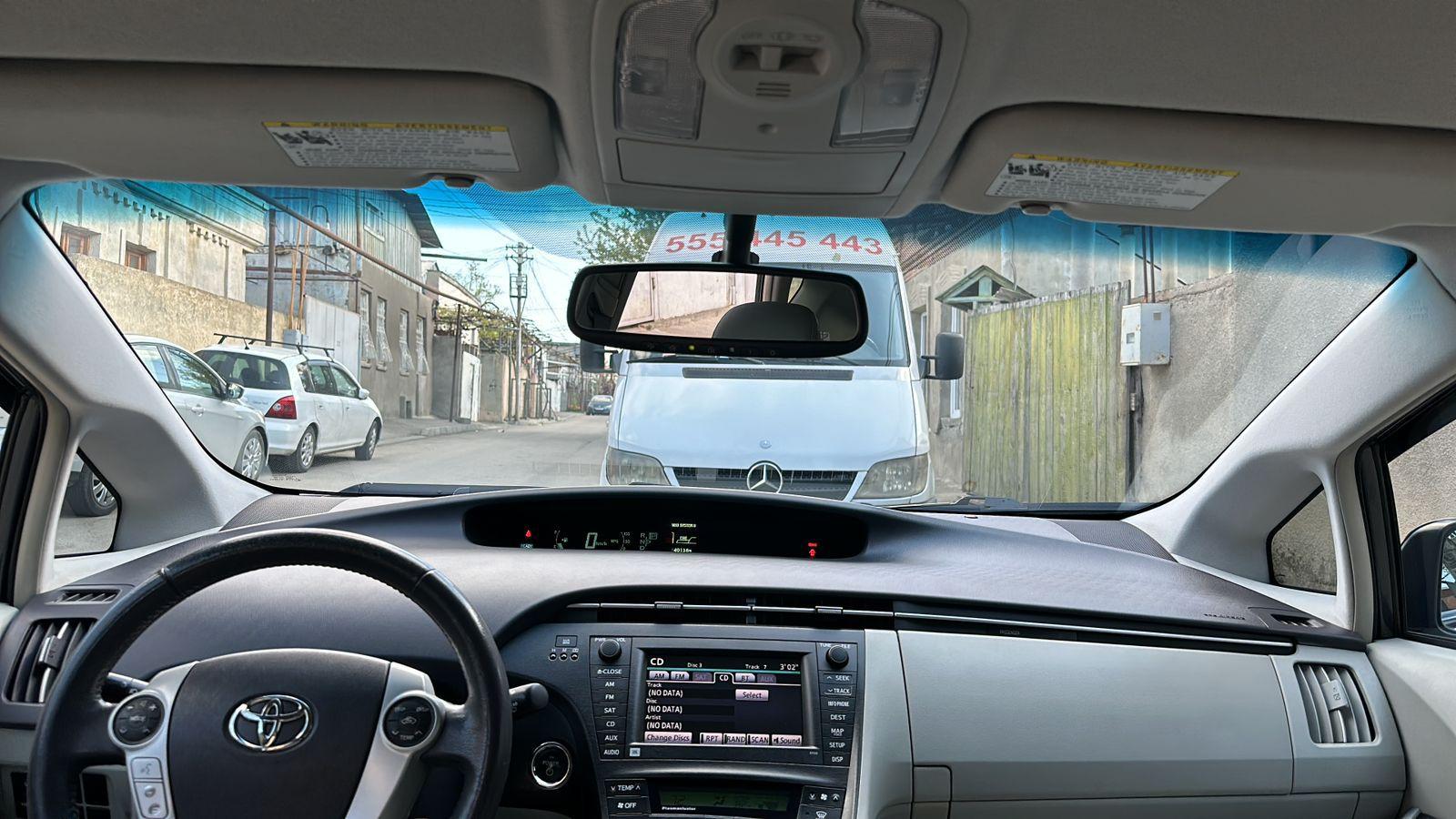 Toyota Prius — exterior view 4
