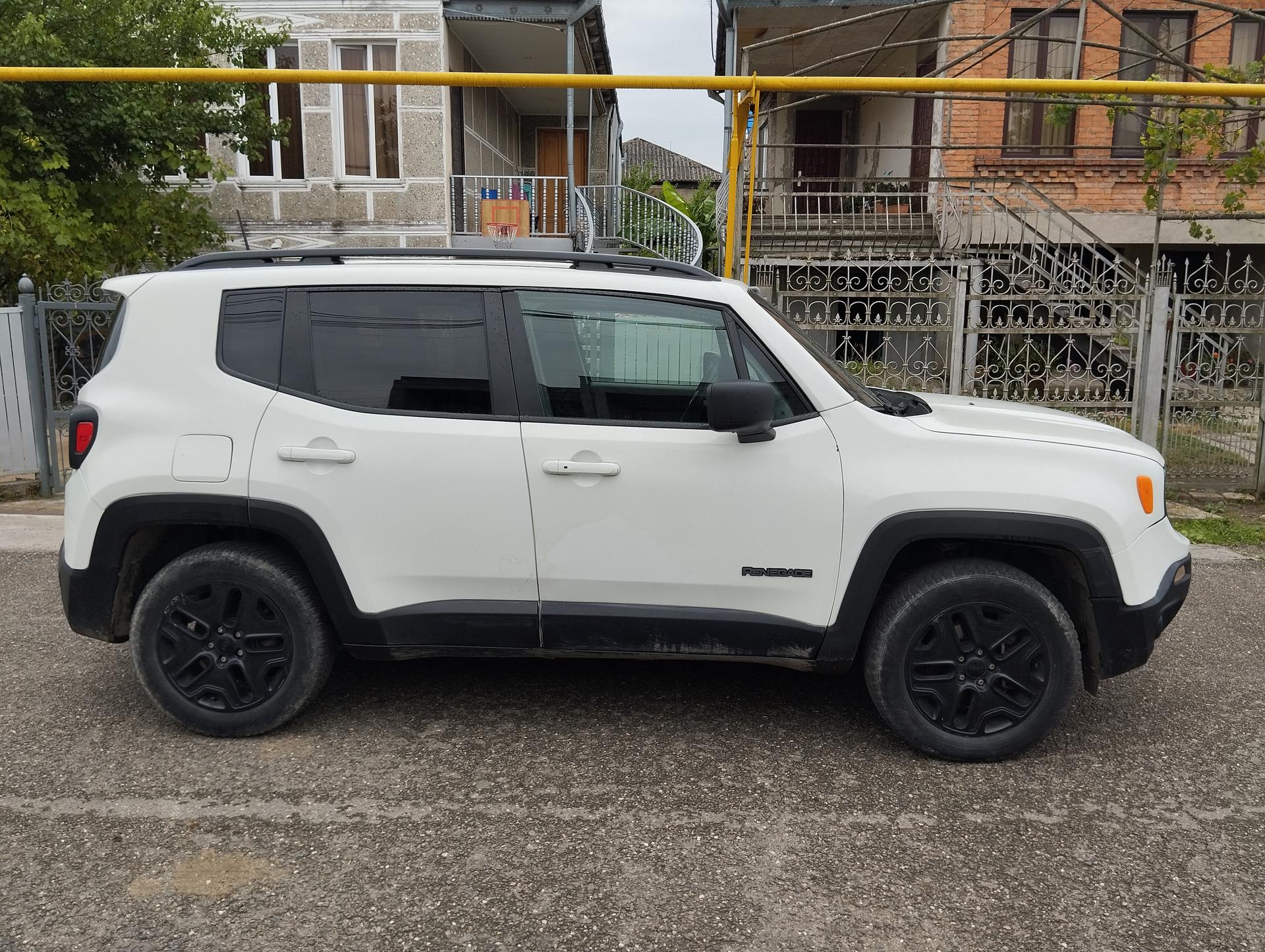 Jeep Renegade — exterior view 3