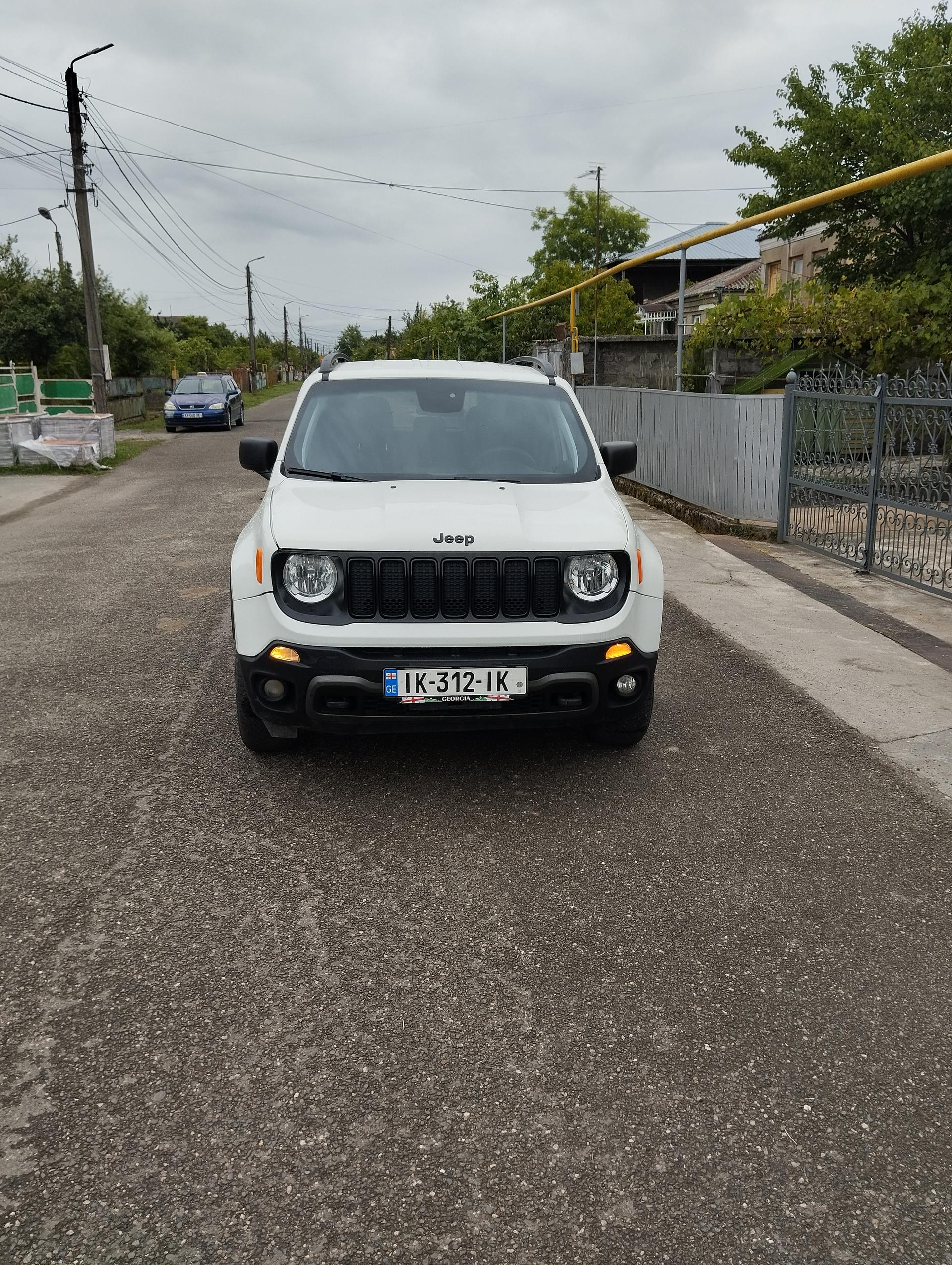 Jeep Renegade — exterior view 4