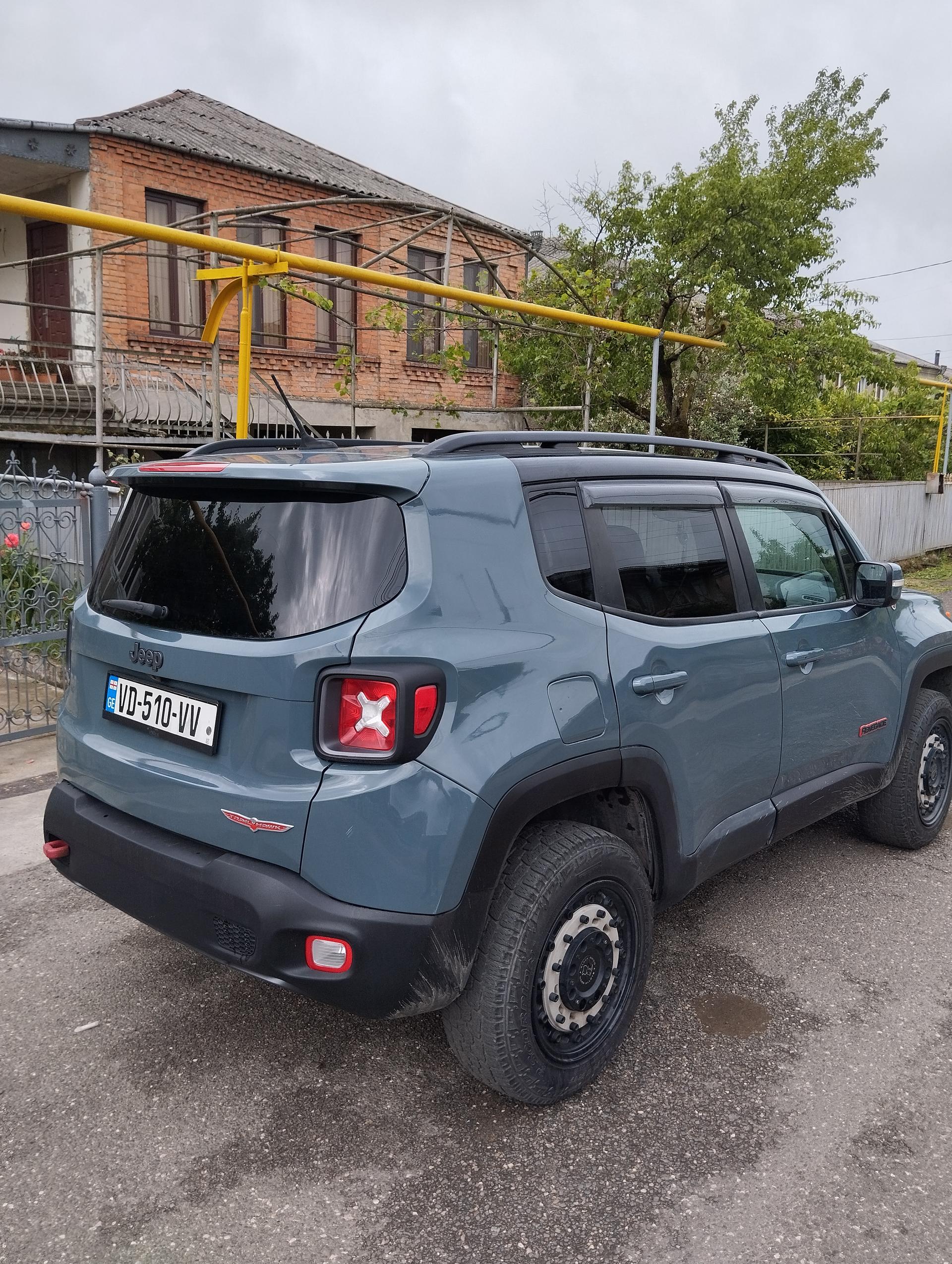 Jeep Renegade — exterior view 4