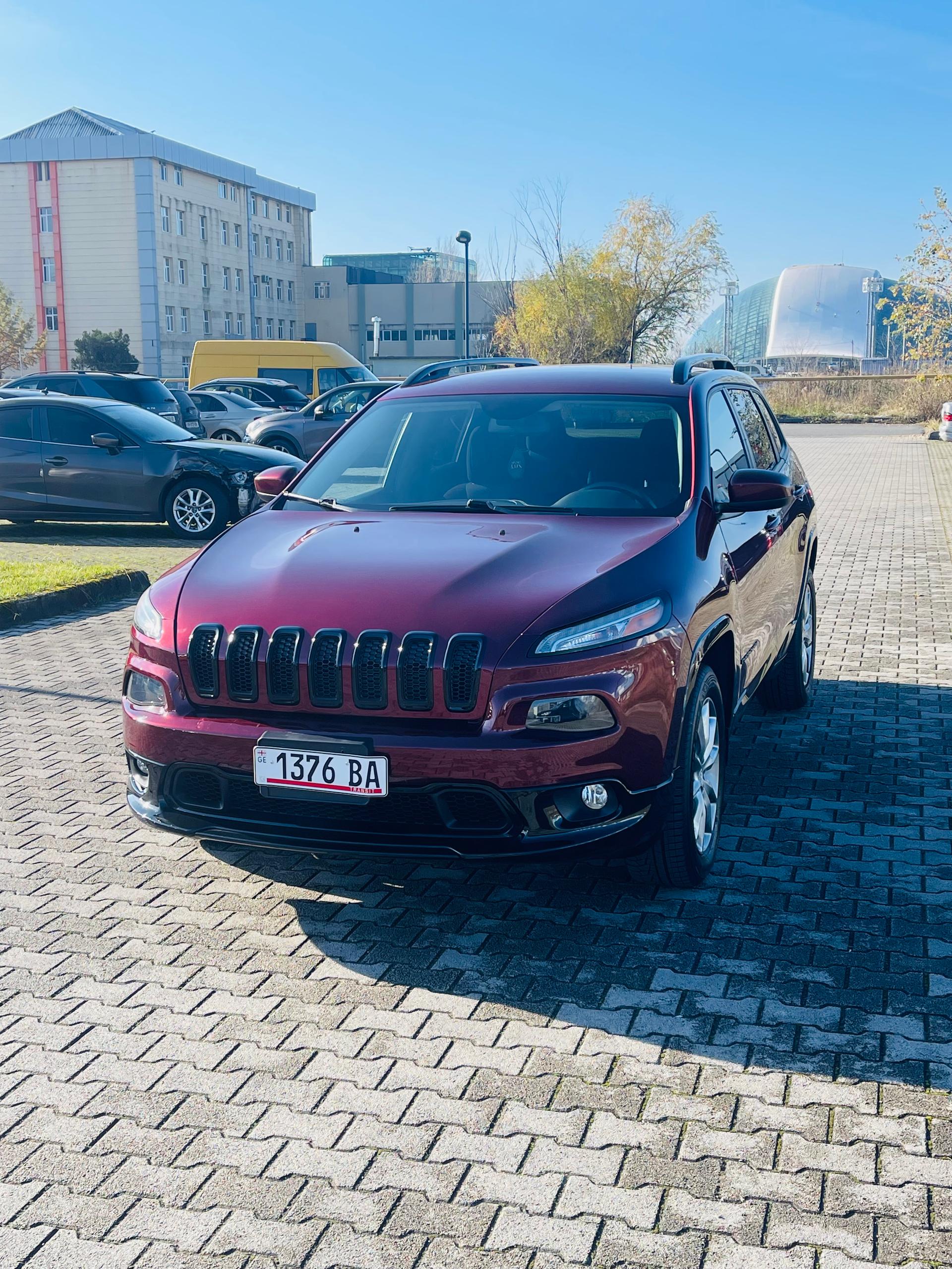 Jeep Cherokee — exterior view 2