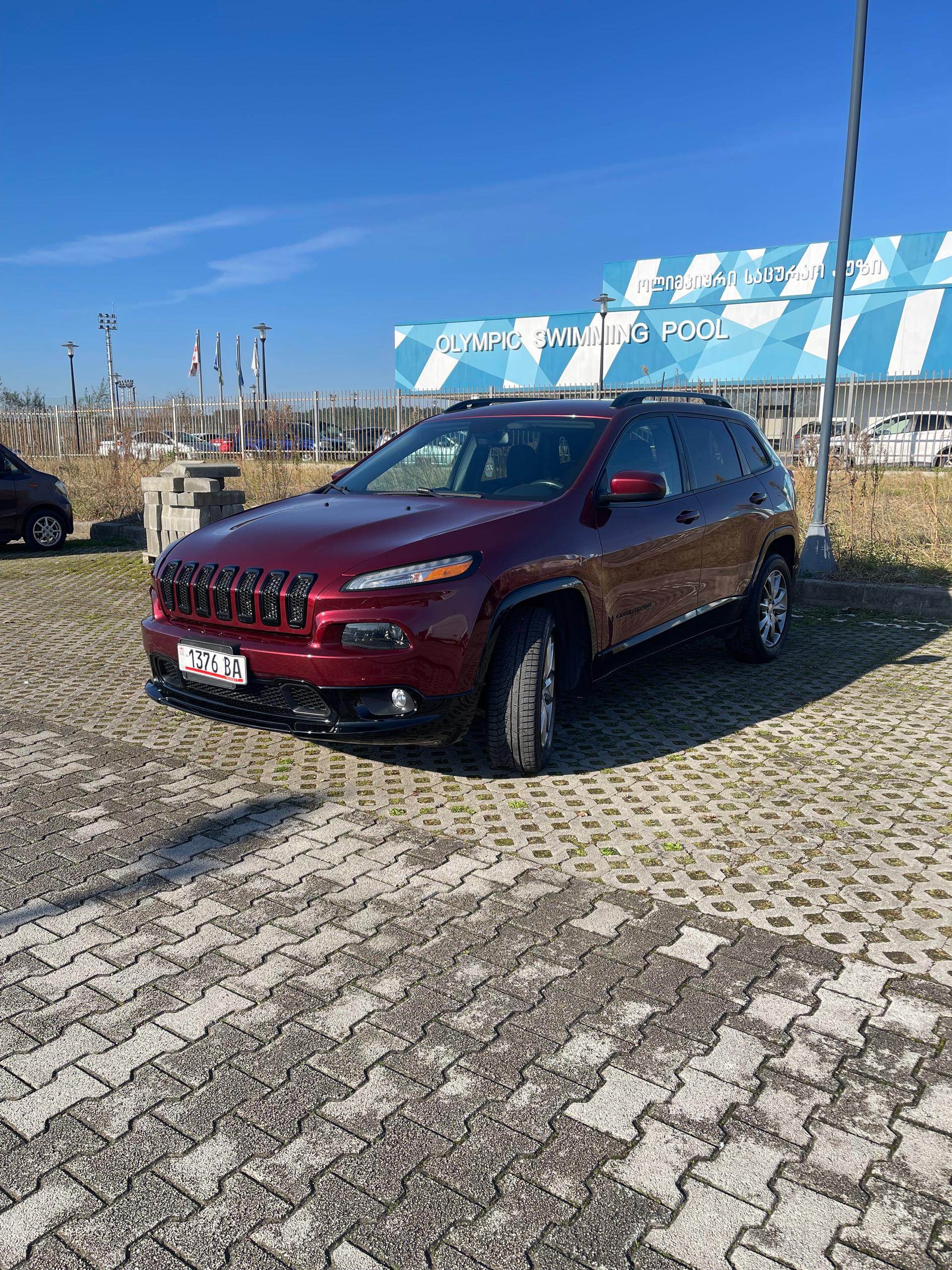 Jeep Cherokee — exterior view 3